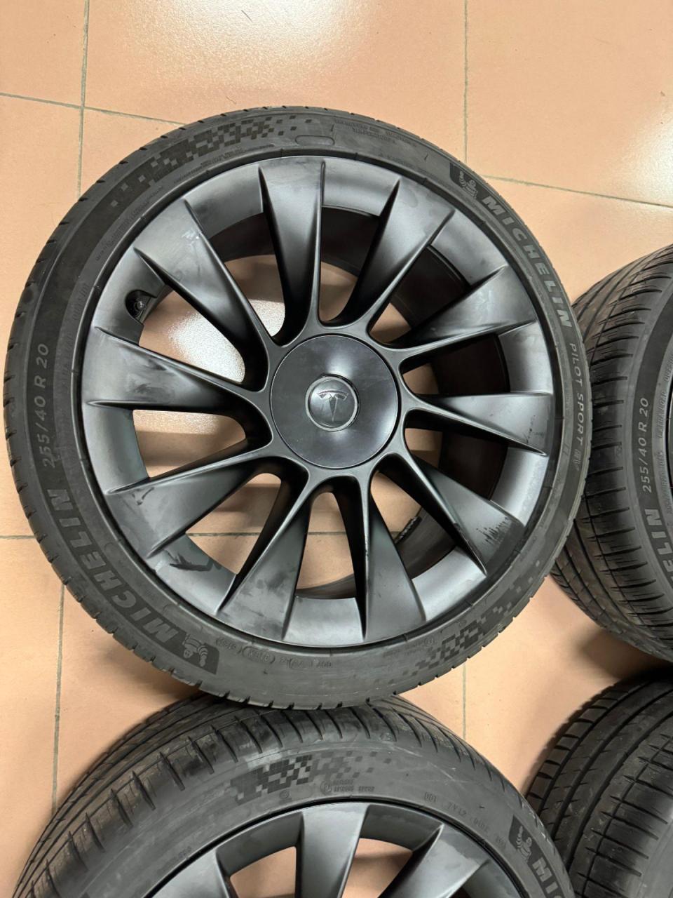 20寸特斯拉model y原装轮毂 轮胎23年米其林255/40r20  轮毂95新,无