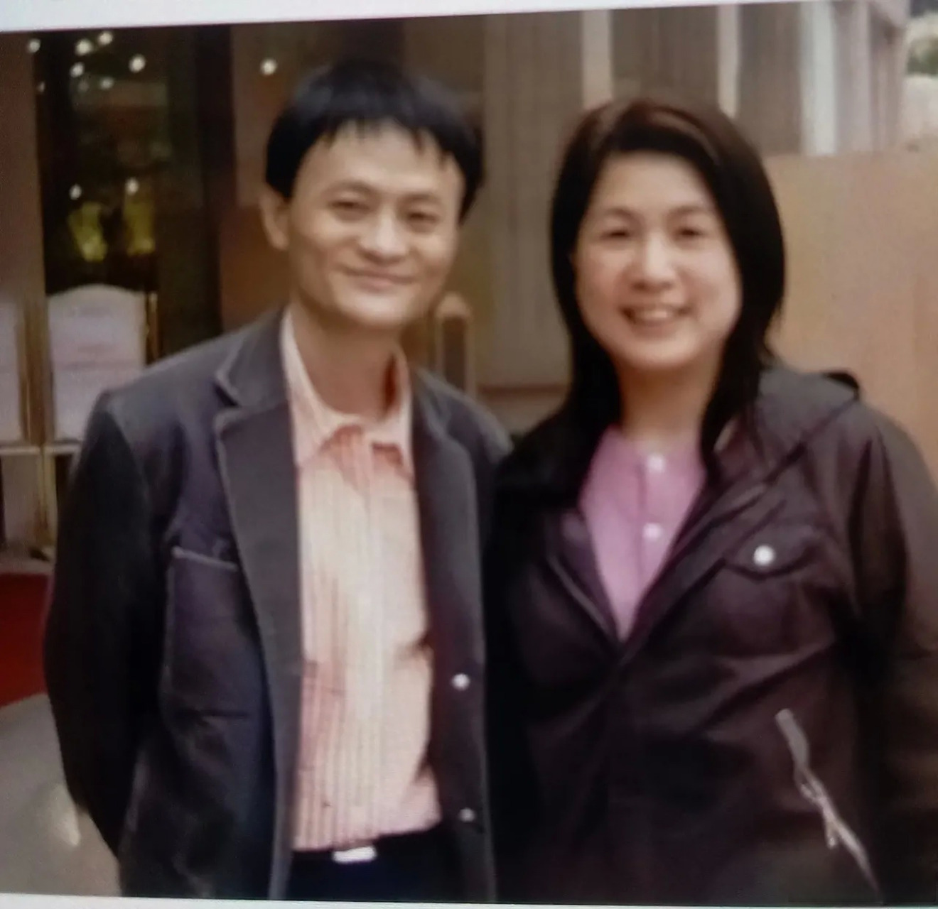 看照片好像是刚创业初期,张瑛是马云教书时的同事,后来成了马云人生