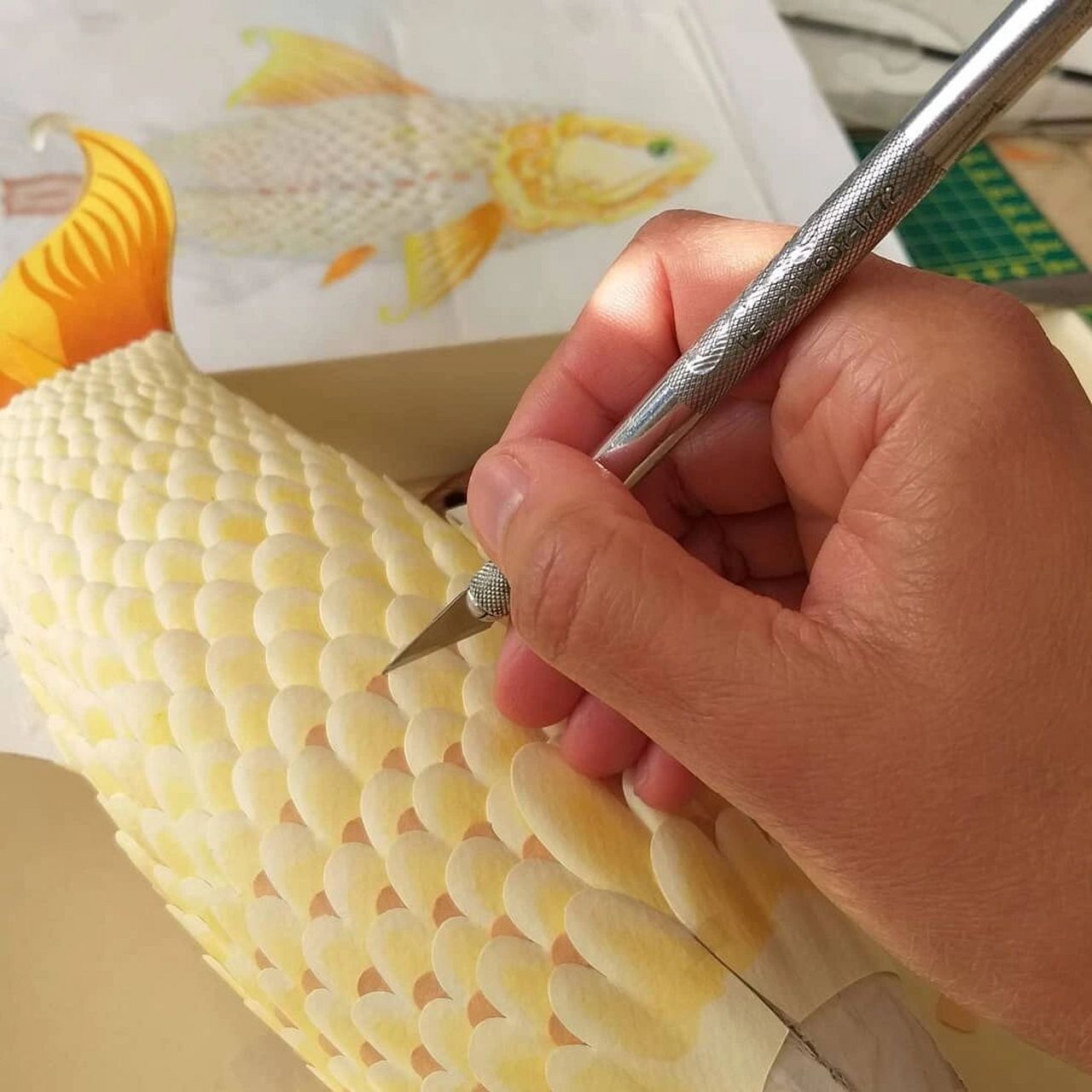 纸艺|纸浮雕:飞来一只鱼6015附手稿与步骤图6015 作品分享