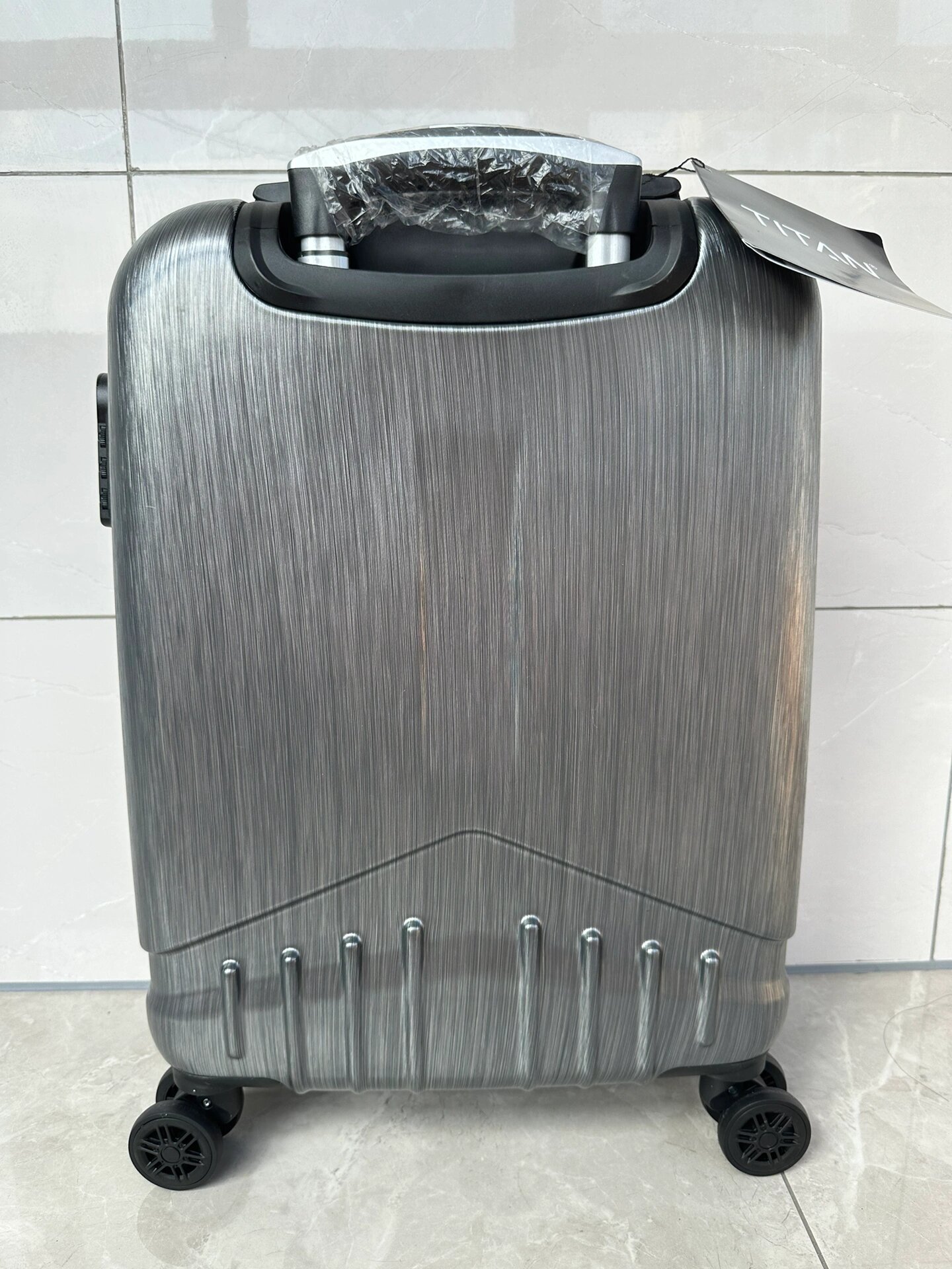 出titan行李箱20寸静音万向轮密码旅行箱 全新未使用   9099 不包邮