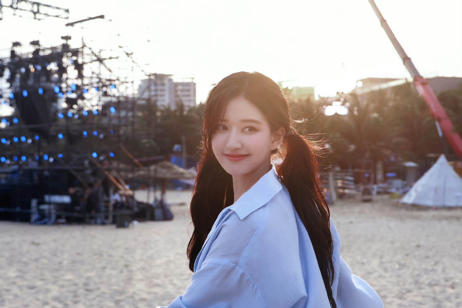 赵露思沙滩回眸随拍#.#赵露思双马尾花絮照#  女鹅好甜!