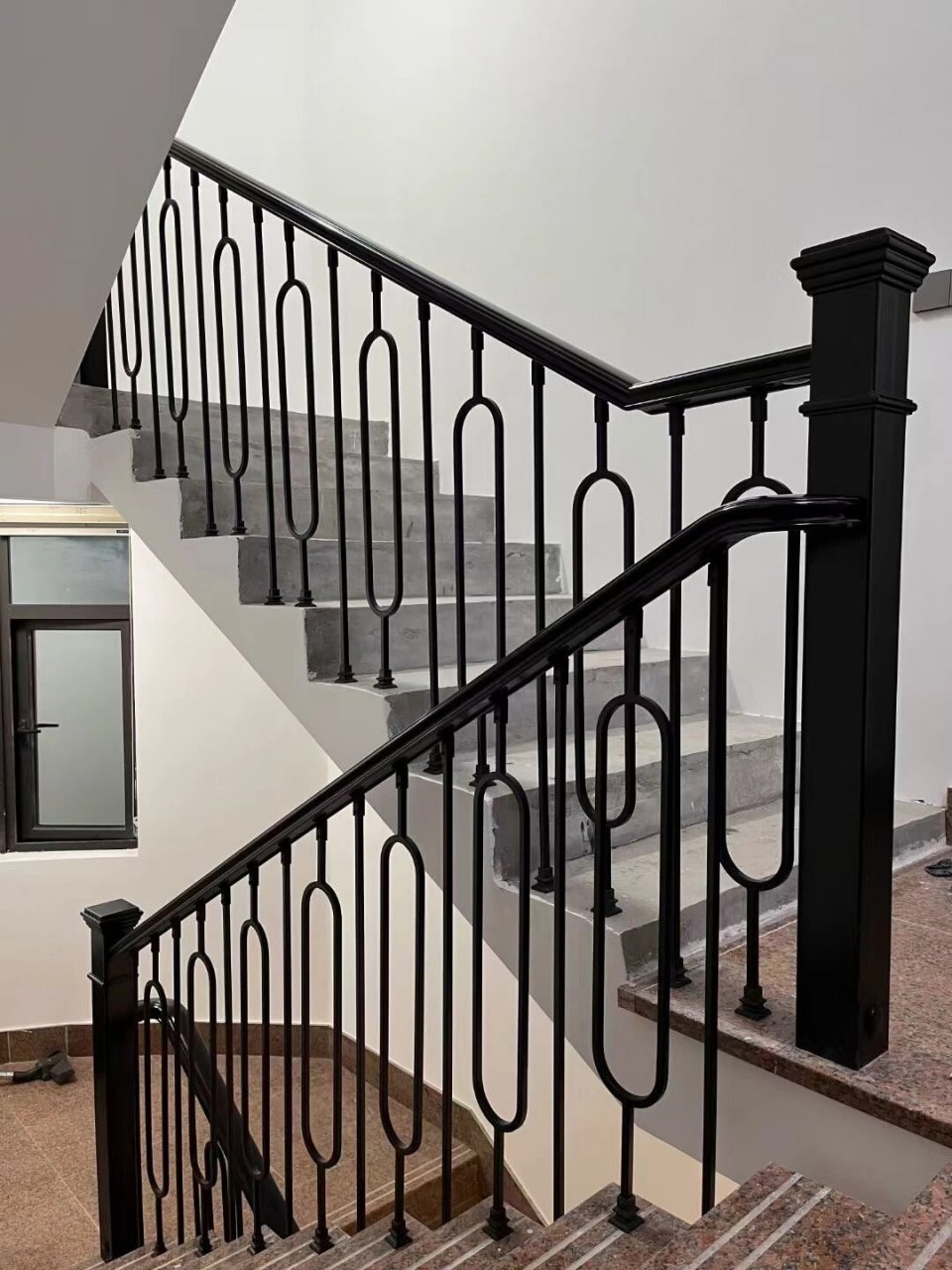 楼梯扶手,商家不锈钢18*/米,铁艺48*/米 你们会怎么选?