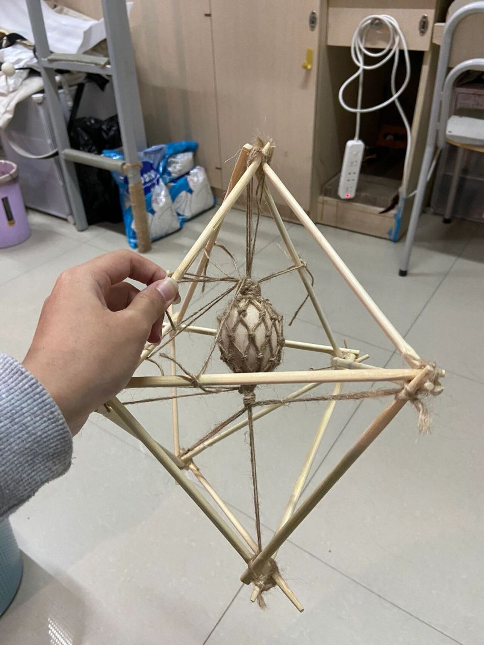 保护鸡蛋—鸡蛋撞地球成功!   防止鸡蛋从高处落下不破碎!四楼成功!