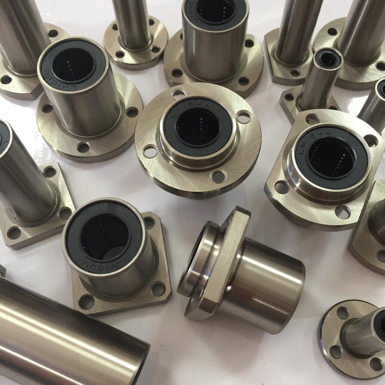 直线轴承的正确安装步骤 1,安装直线轴承前,必须清除机械安装面的毛边