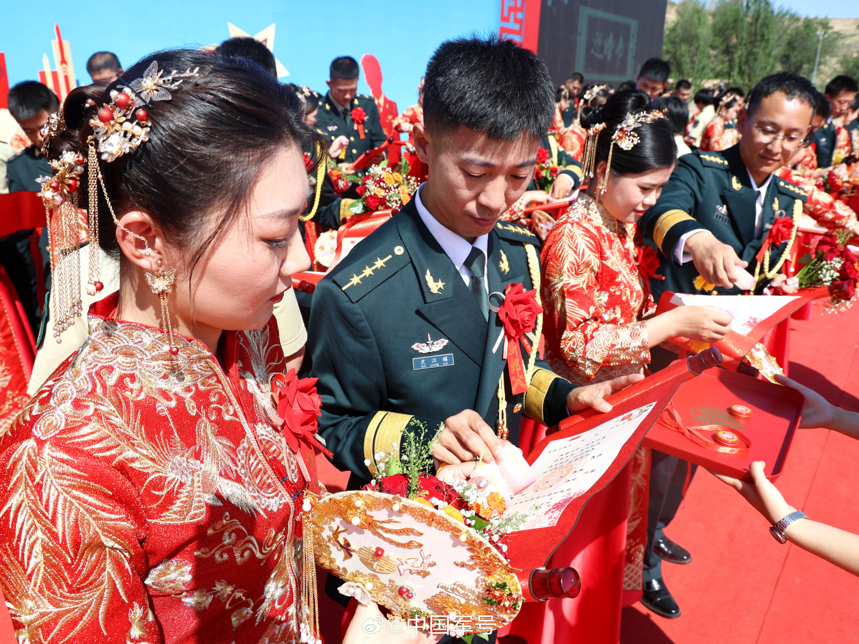 "东风快递"集体婚礼高甜来袭[心]】近日,火箭军某部举行首届集体婚礼.