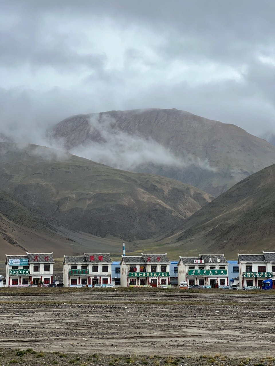 玉珠峰-西大滩初体验 9月3号晚上9点半到格尔木机场,包车直奔西大滩