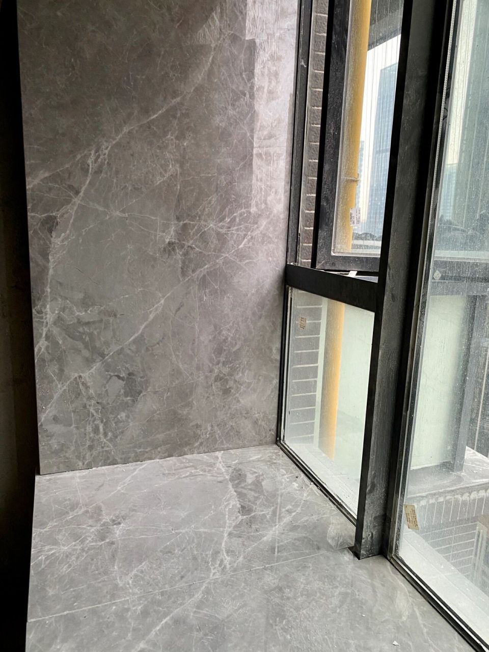 岩板飘窗也很香 到了选飘窗的石头阶段了,去石材店选材,老板推荐天然