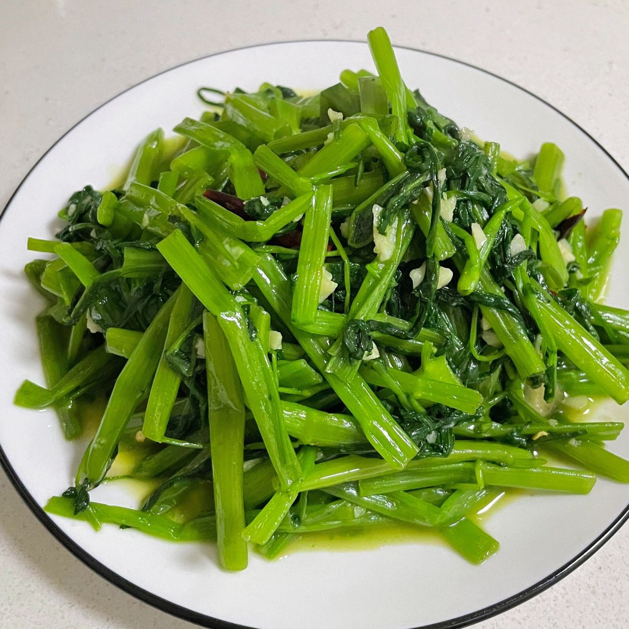 清炒空心菜 16615 准备一把空心菜,一把就够炒一盘了.