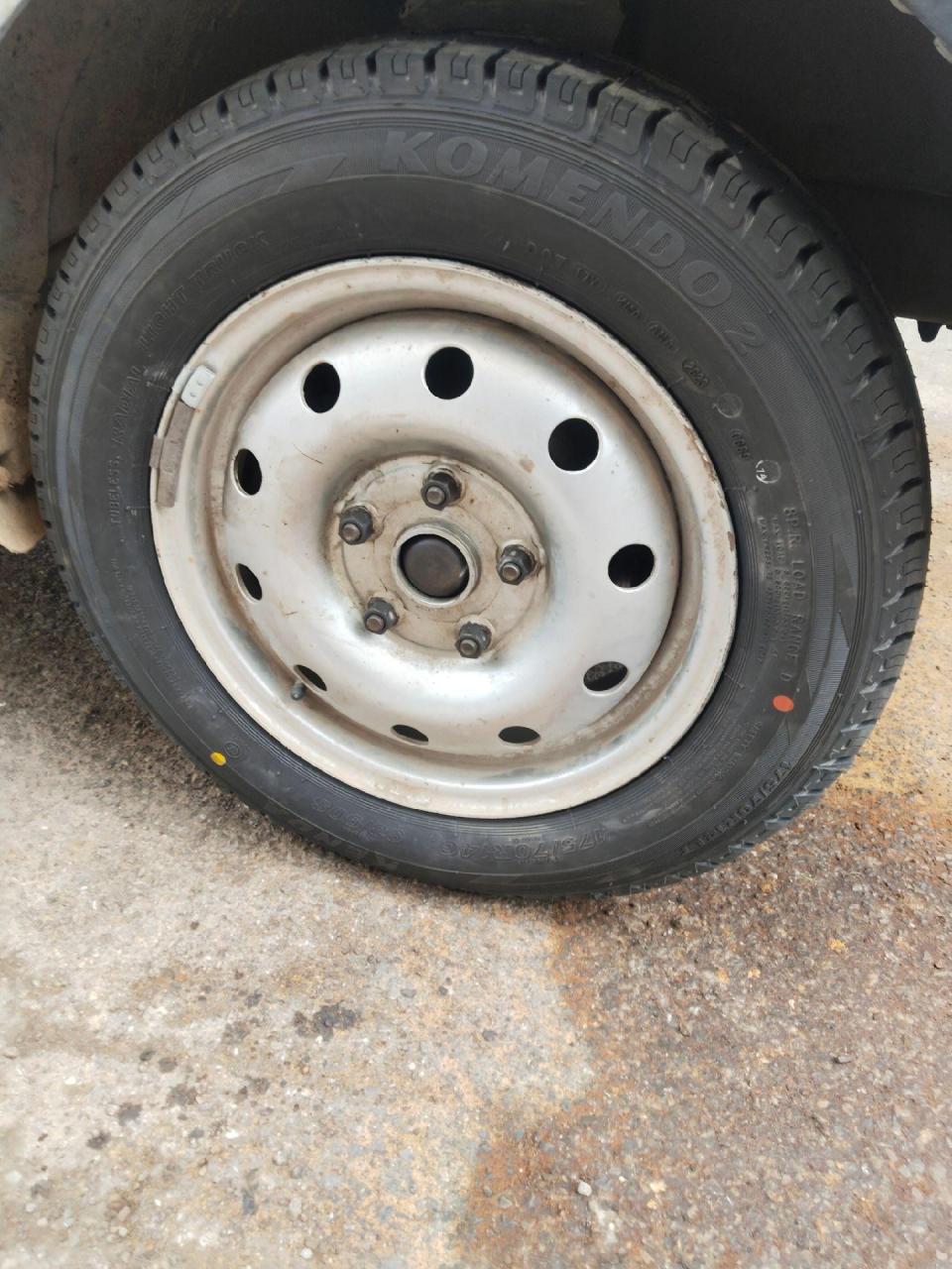 长安双排更换两条建大175/70r14轮胎,更换完成