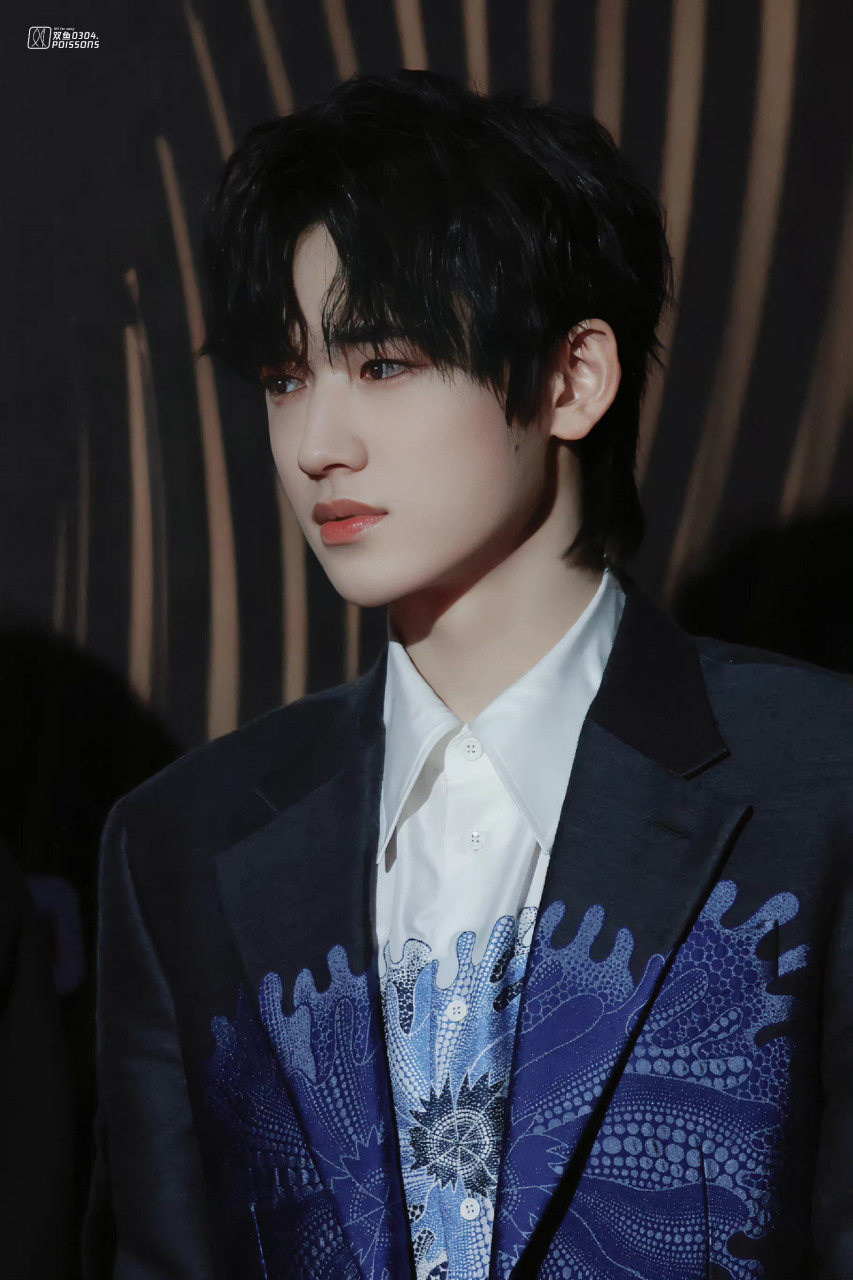 宋亚轩 脸是艺术品[流泪]  #微博音乐盛典红毯