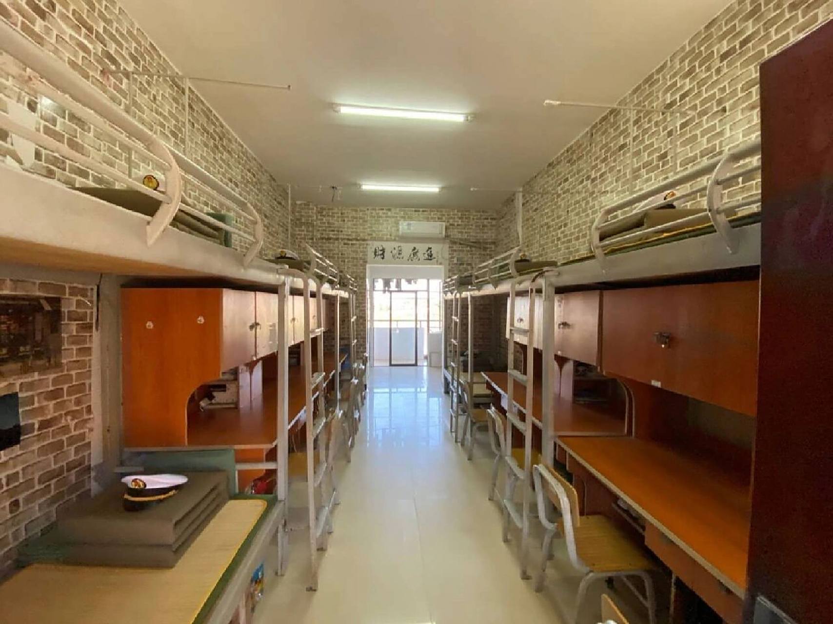 北部湾大学宿舍篇 北部湾大学宿舍包含有四人间,六人间,八人间,两个