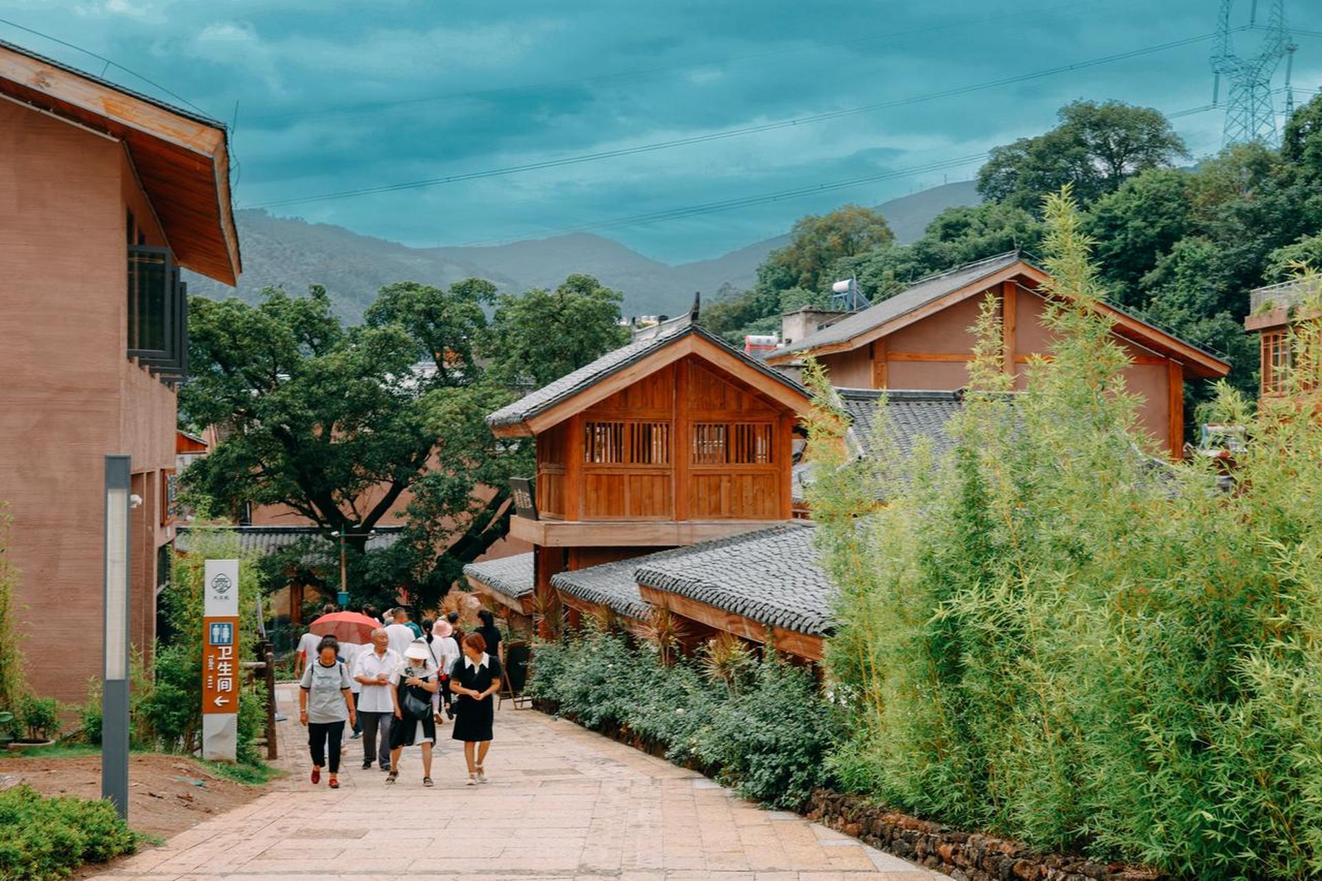 大石板村,位于邛海南滨,靠着螺髻山,有600年的历史了,当年它可是茶马