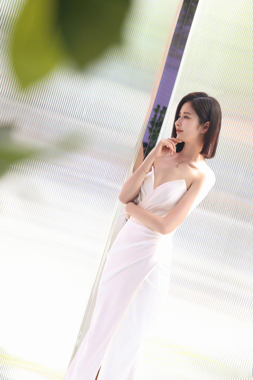 颖儿  白色深v礼服