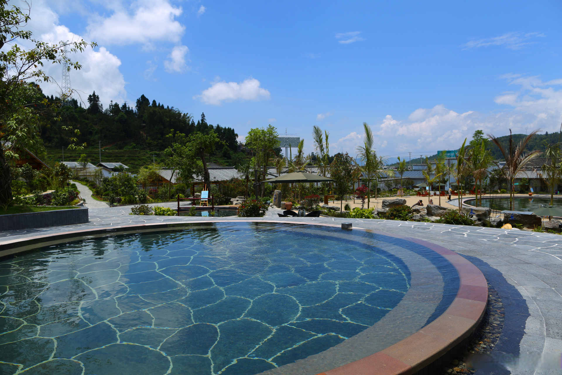 洞山温泉村临近市区,交通便捷,占地面积近60亩,打造以森林温泉为主,集