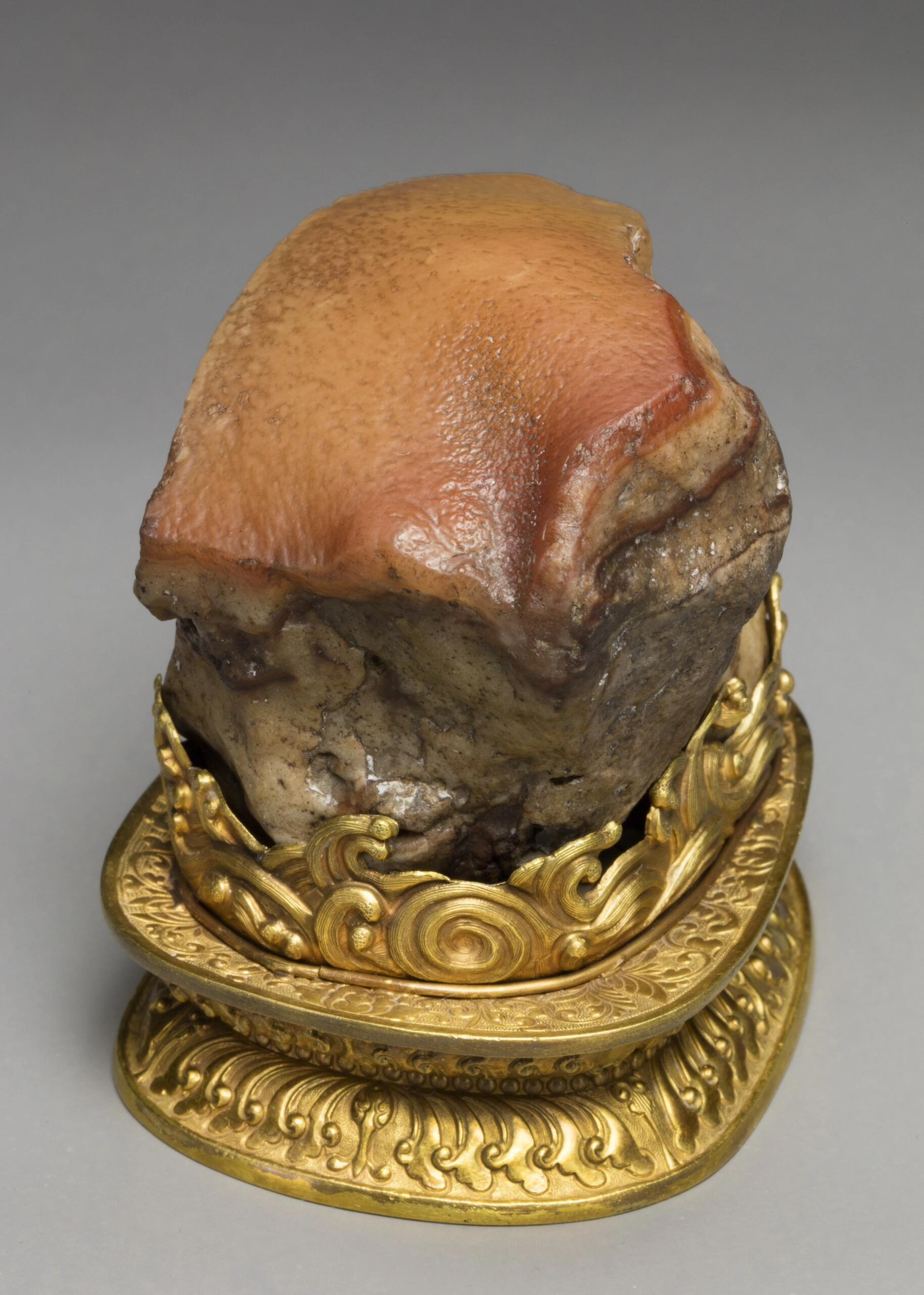 肉)   这块肉形石以其肥瘦相间,纹理清晰的特点被称为"东坡肉形石",是