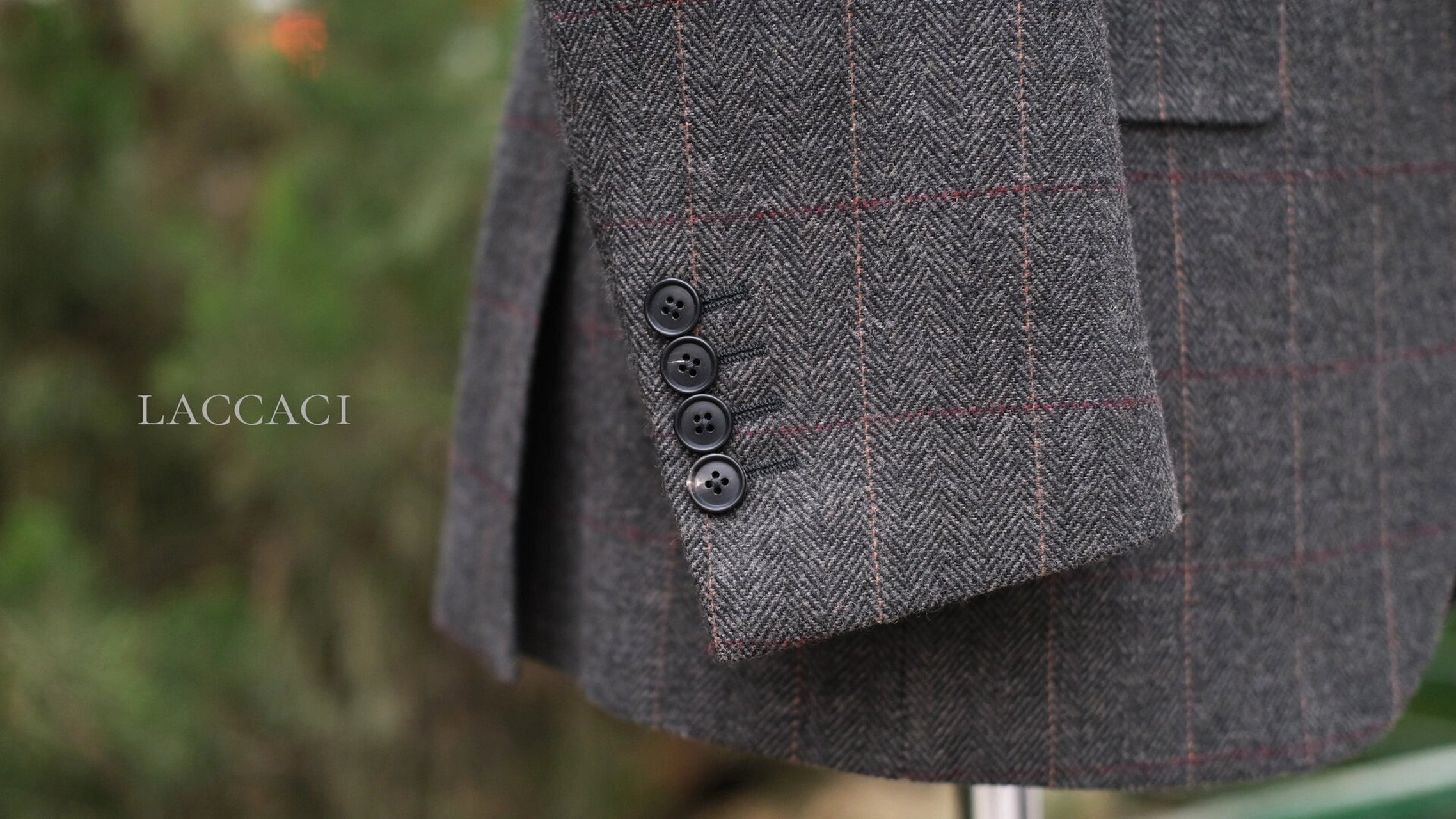 西装袖口的纽扣有什么讲究 关于西服袖子纽扣数量 西服袖子纽扣原本是