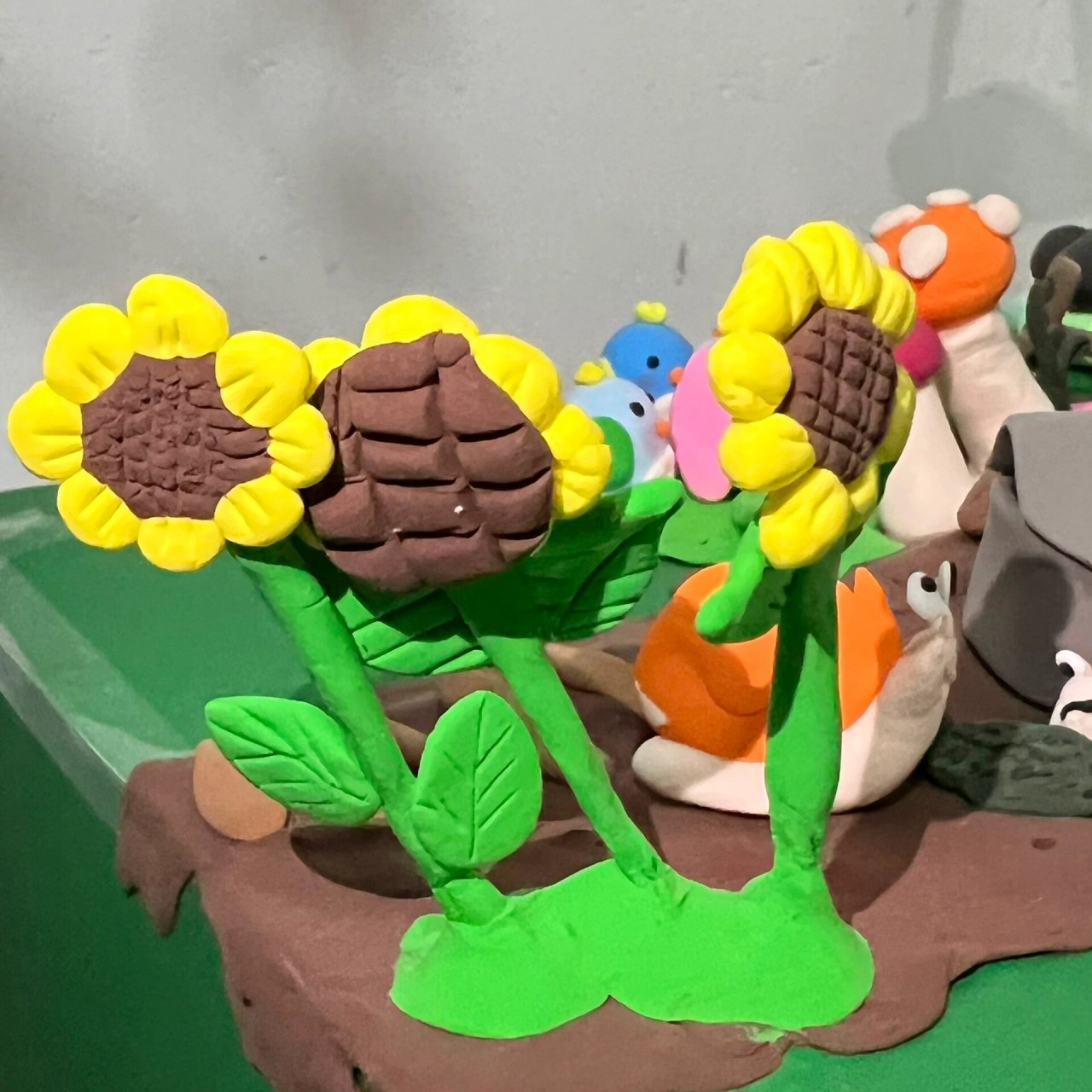 《泡沫纸箱里的春天》 幼儿园手工作业,快递泡沫箱,收集回来的树枝