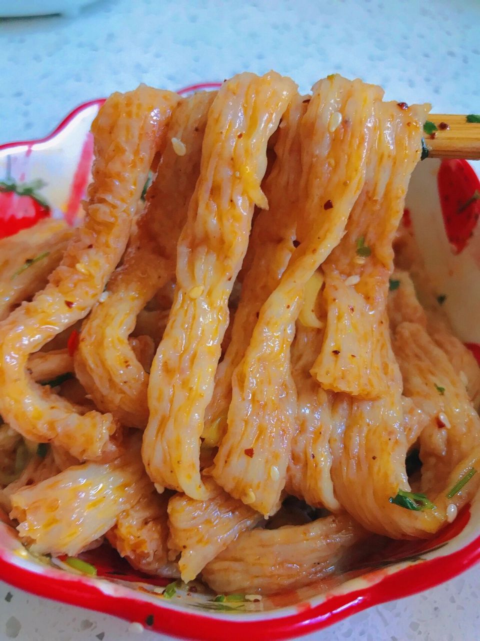 巨好吃的凉拌牛筋面,做法也是超级简单喔～ 以前读书的时候就很爱吃