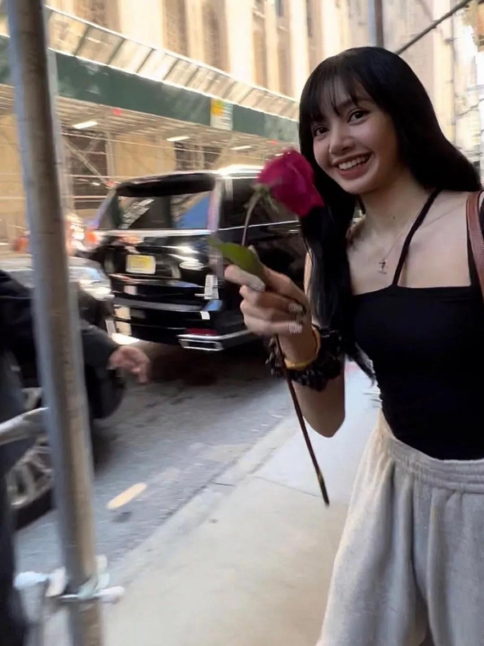 blackpink lisa私服|黑色吊带背心身材好辣 今天lisa纽约街拍,简简单