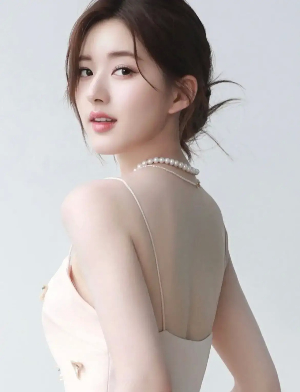 赵露思一身优雅的白色吊带连衣裙搭配珍珠项链,高级感满分,好优雅!