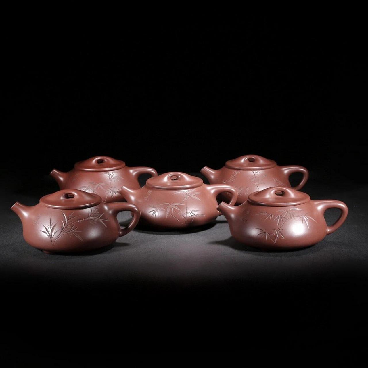 顾景舟 尺寸:18/8cm 容量:500cc 紫砂分类:原矿紫泥 底款介绍:顾景舟