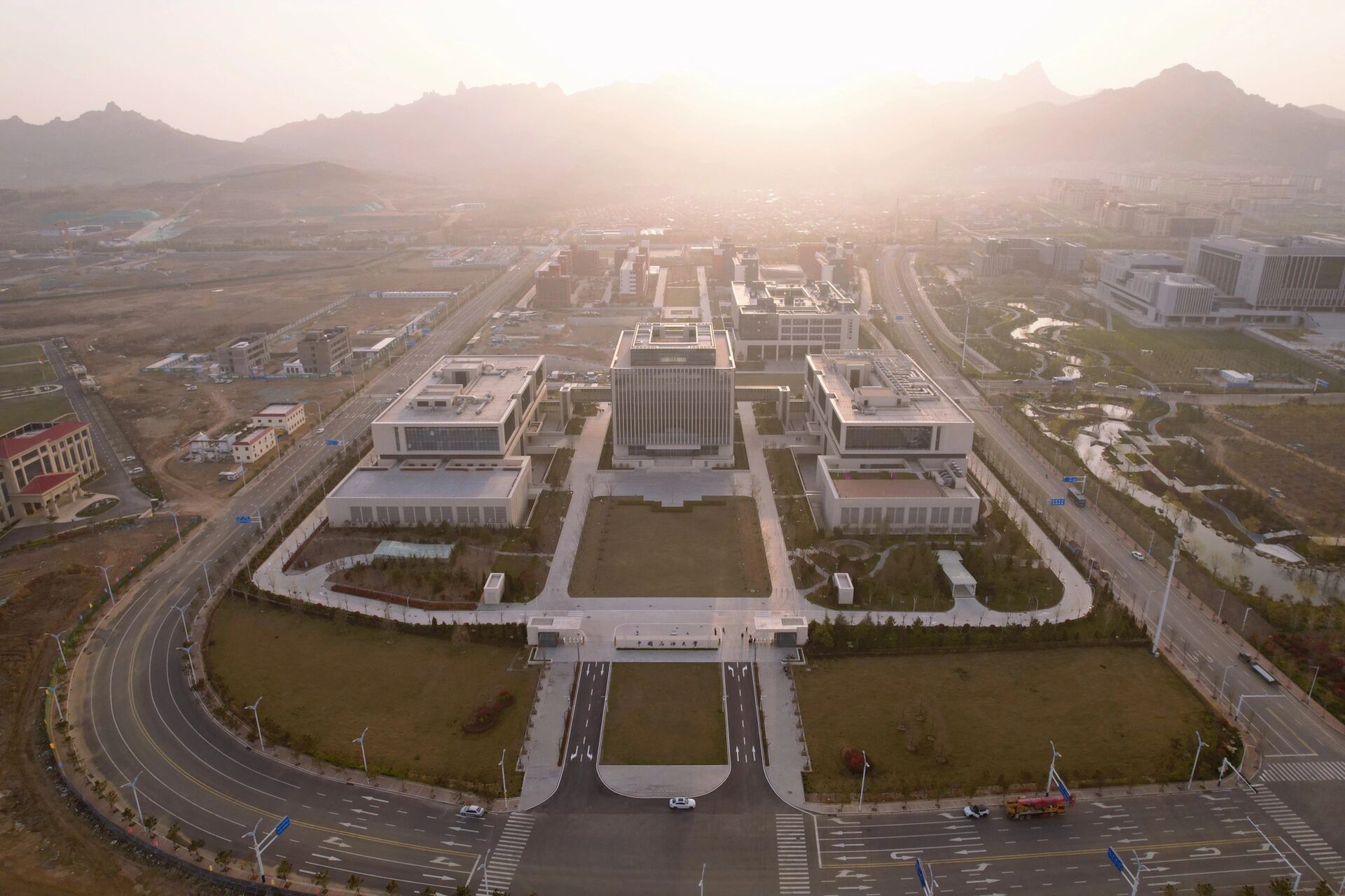 暮色中的中国石油大学古镇口校区