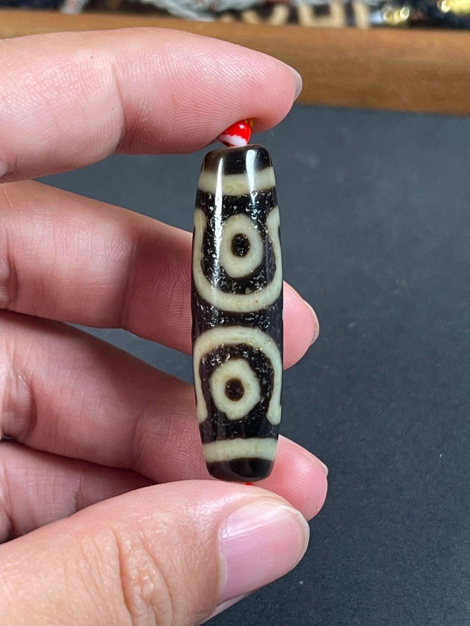 品牌:老冯超顶纯手工宝盖三眼天珠台珠 图腾:宝盖三眼 尺寸:对孔46