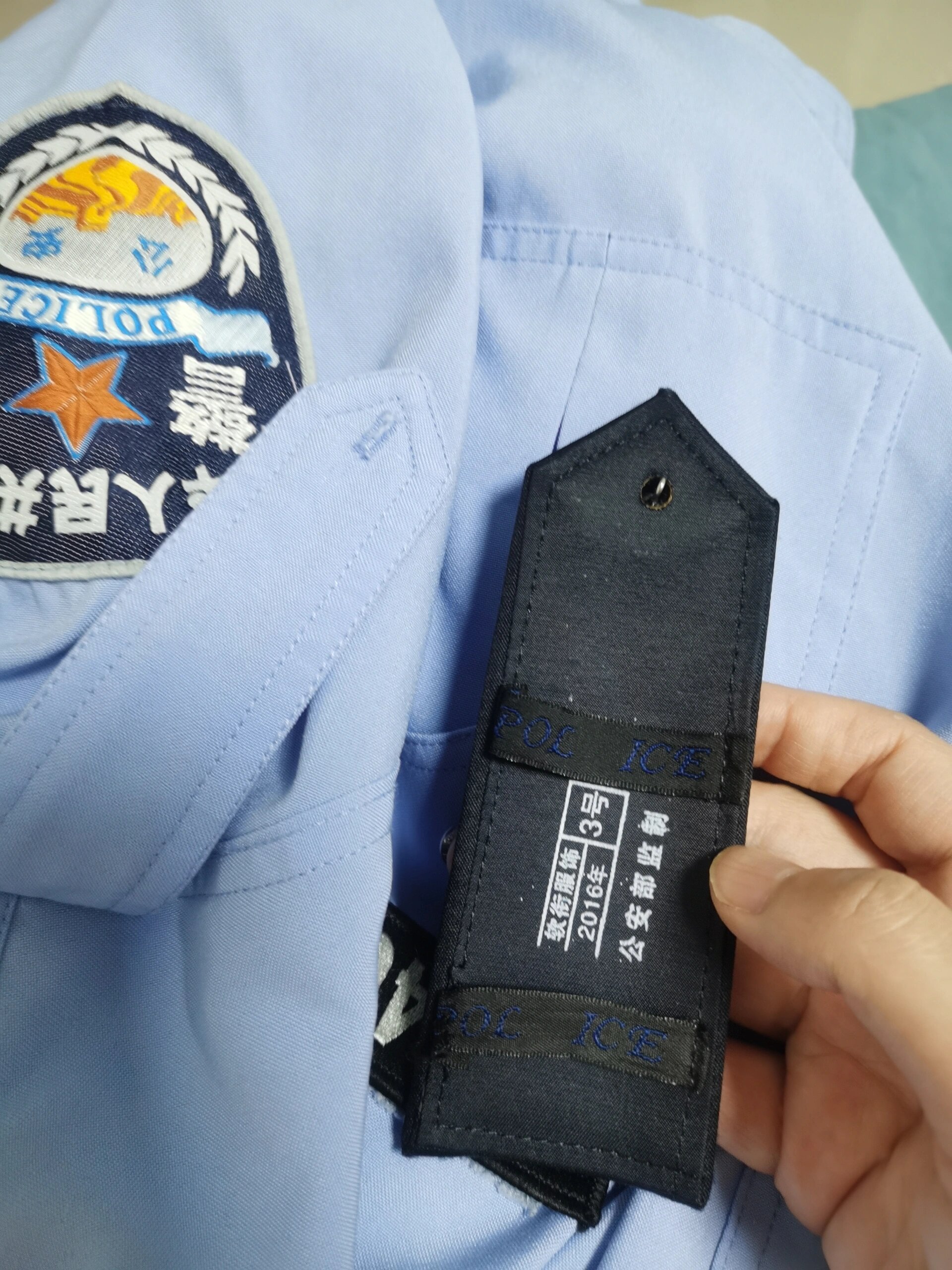 警察的肩章戴法