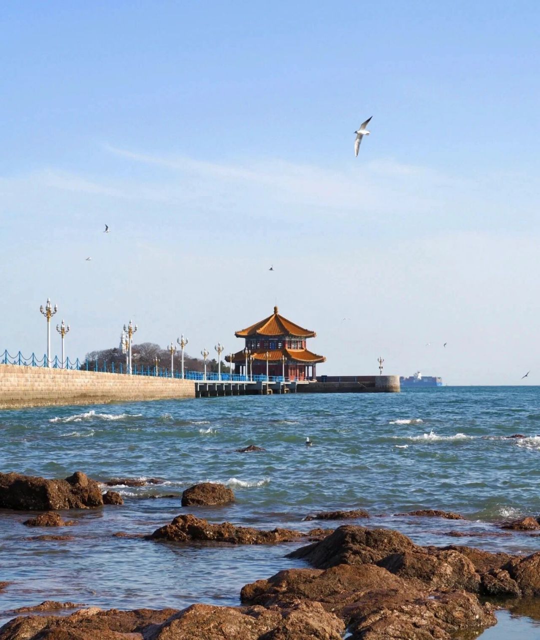 即青岛栈桥,俗称前海栈桥,南海栈桥,大码头,青岛海滨风景区的著名景点