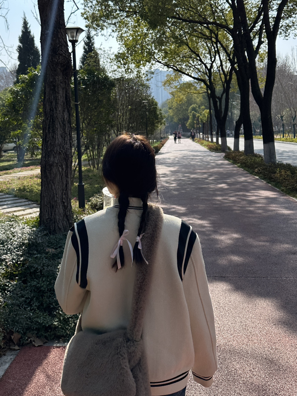 麻花辫简直是背影氛围感美女01 头发少 辫马尾真的显头大