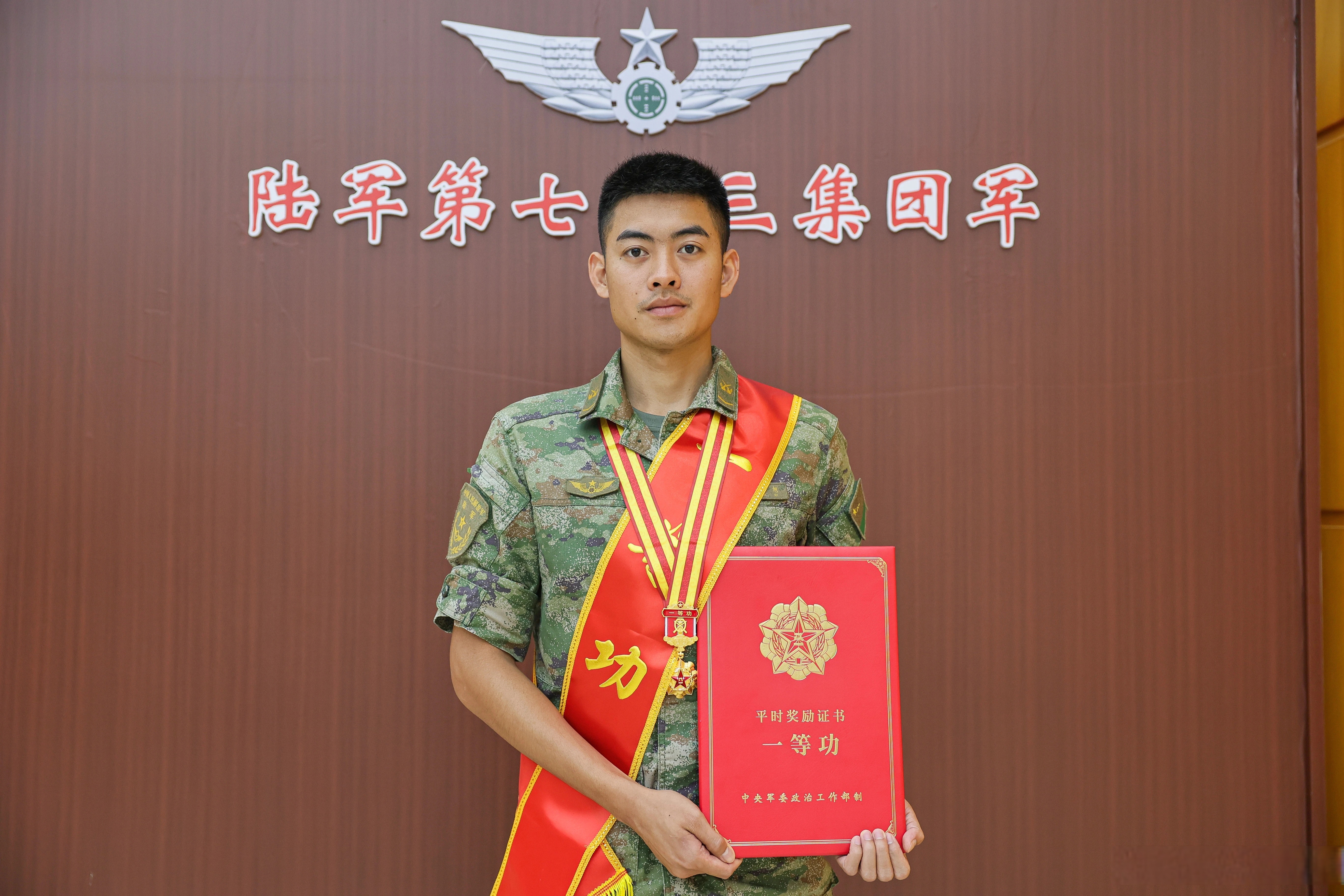 今年5月,入伍不满一年的覃文旭跟随中国人民解放