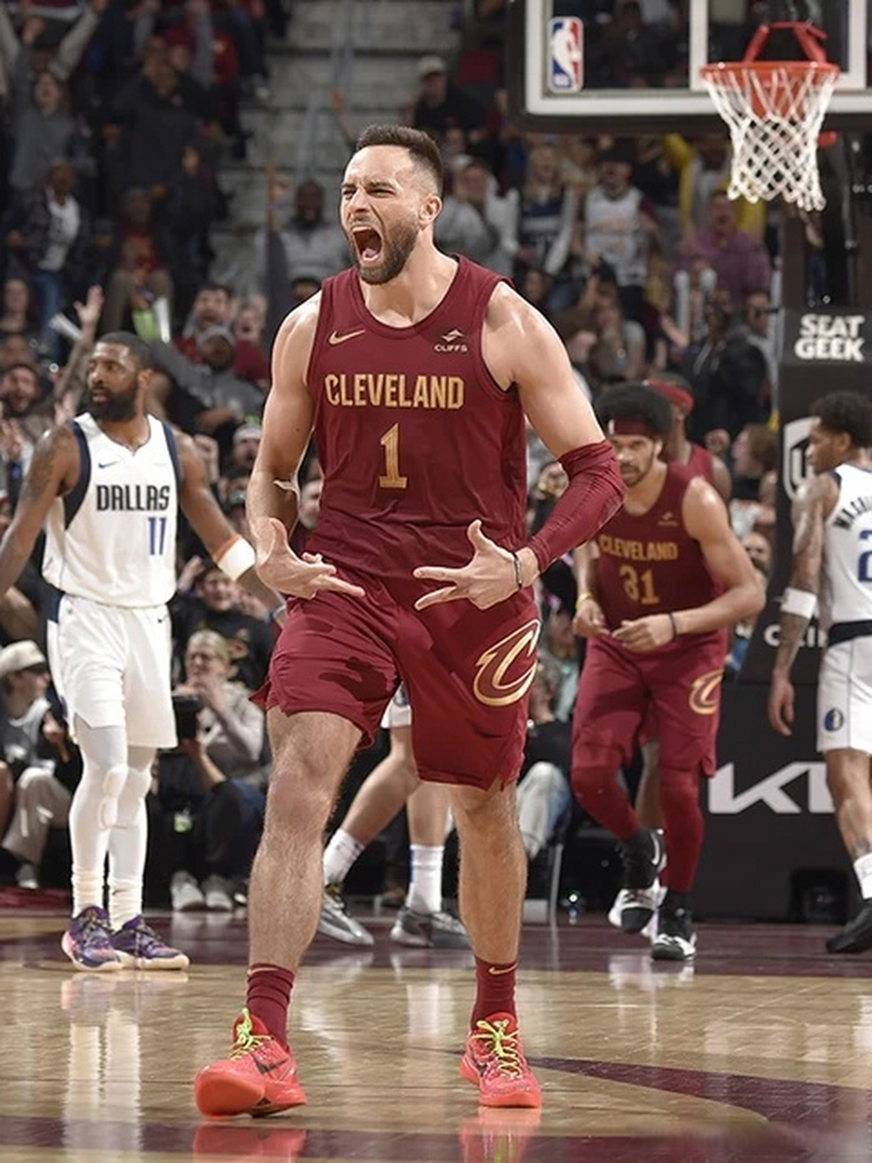 最后4分钟,斯特鲁斯三分球5中5,砍下15分.