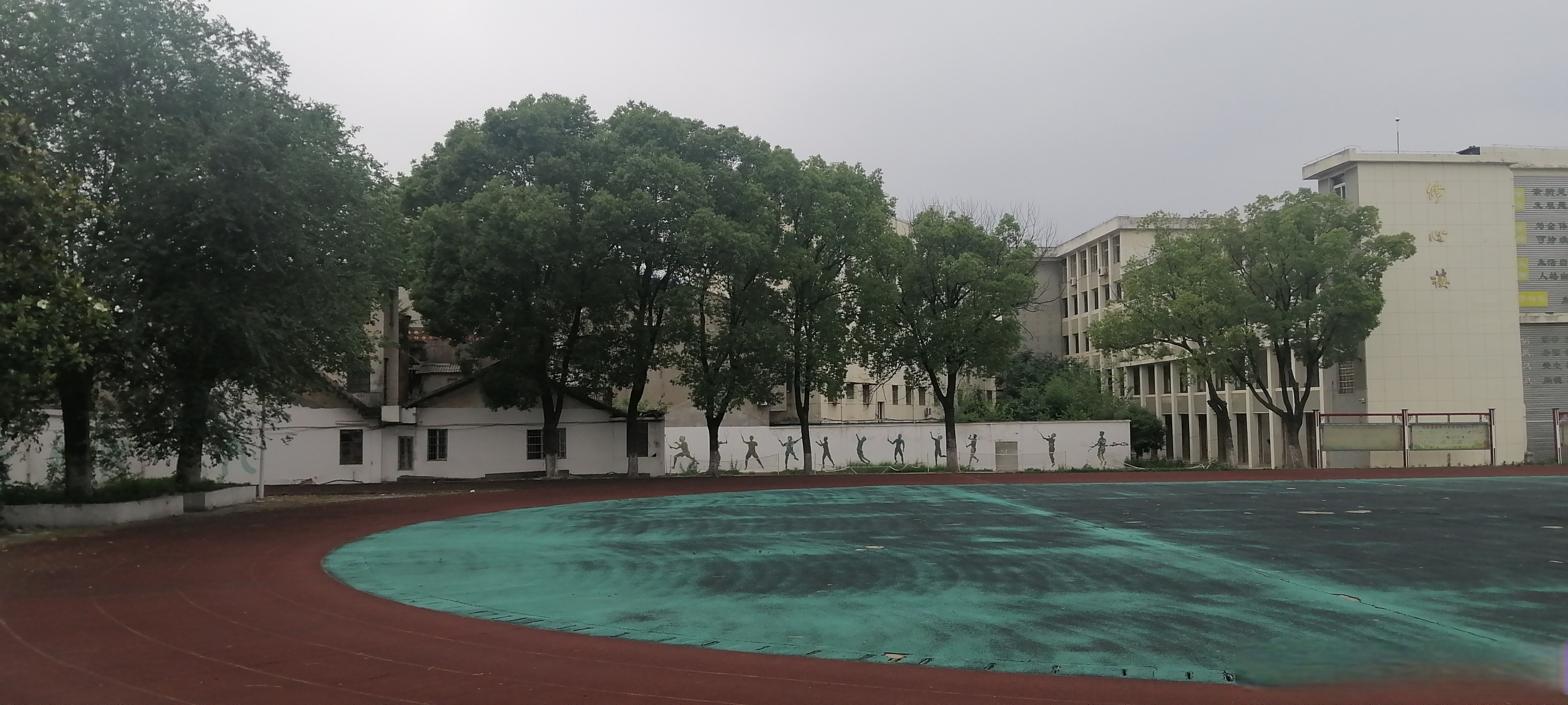 祁家湾中学(大门联): 校前大道贯通五湖四海; 学中才子纵横九州百国.