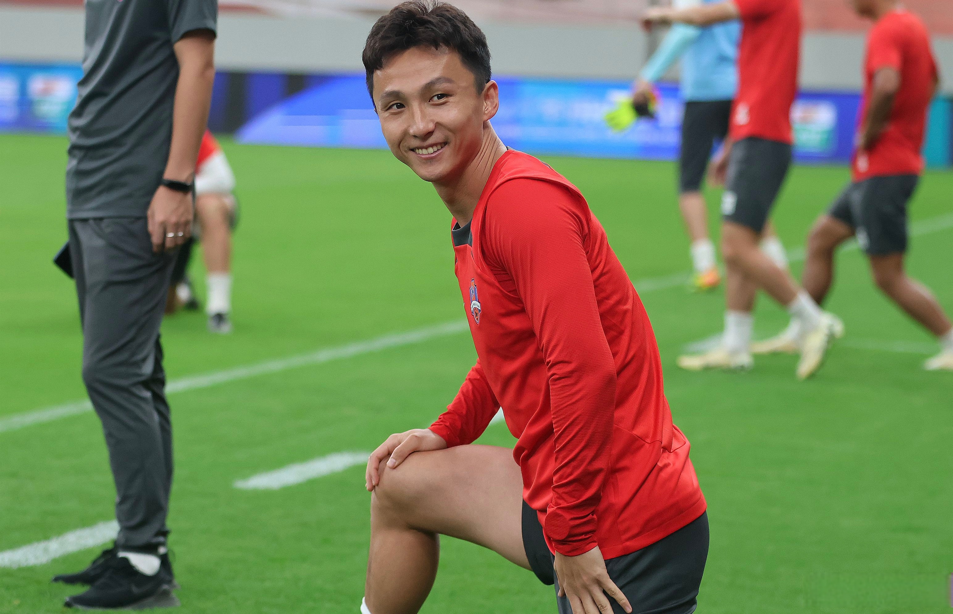 尹鸿博随队在白玉碗进行踩场训练.明天,海港主场球迷会如何"招待"他?