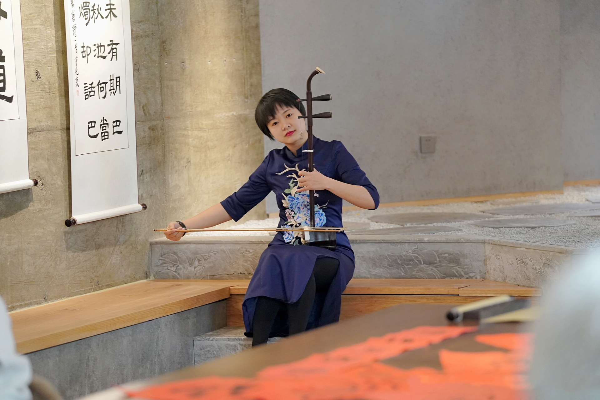 拉二胡的姿势(1) 演奏任何一样乐器都要求有一定的姿势.