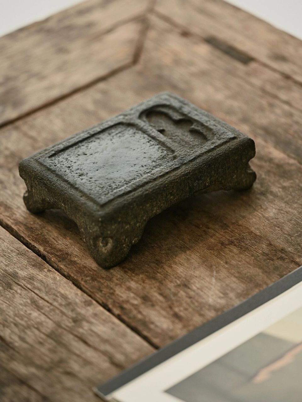 青石"墨意"砚台 此件老青石砚,呈长方形,砚堂平整开阔,砚池呈海棠形