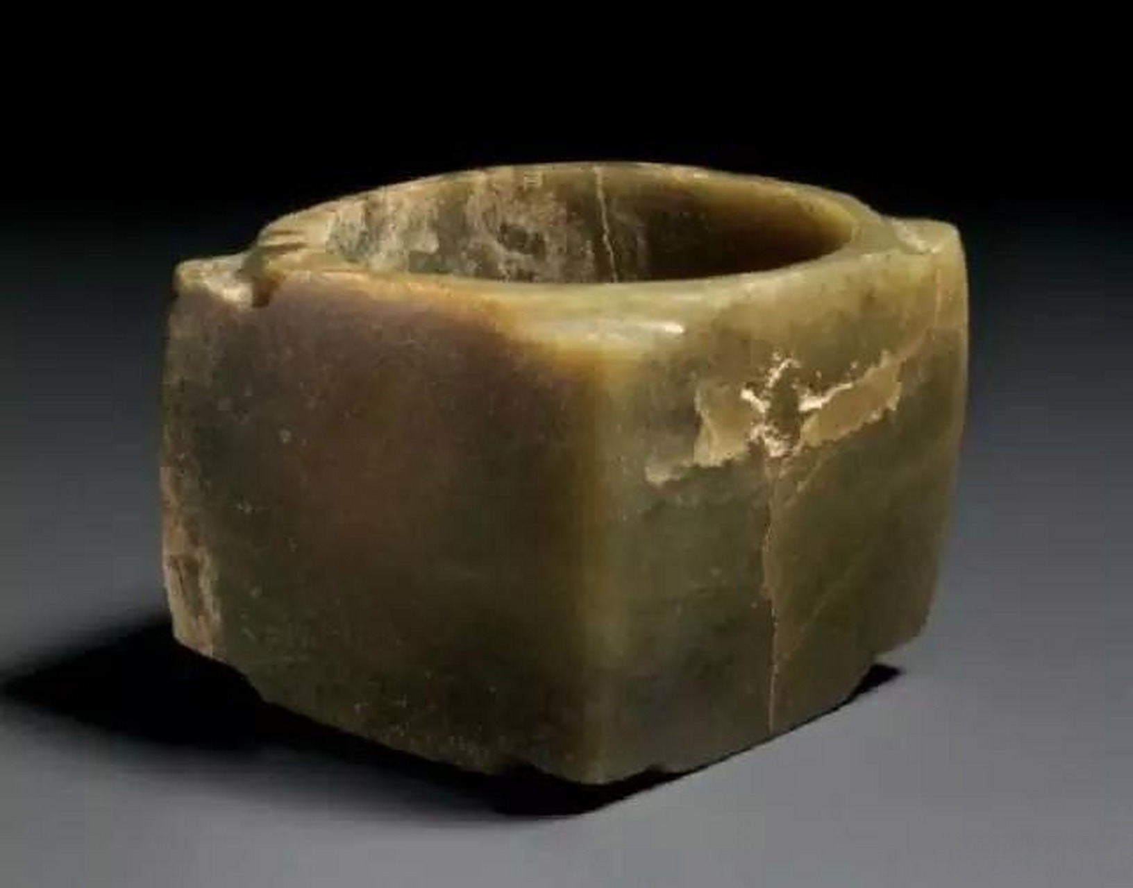 沁色和冰裂是用来辅助鉴定古玉真伪的特征之一.