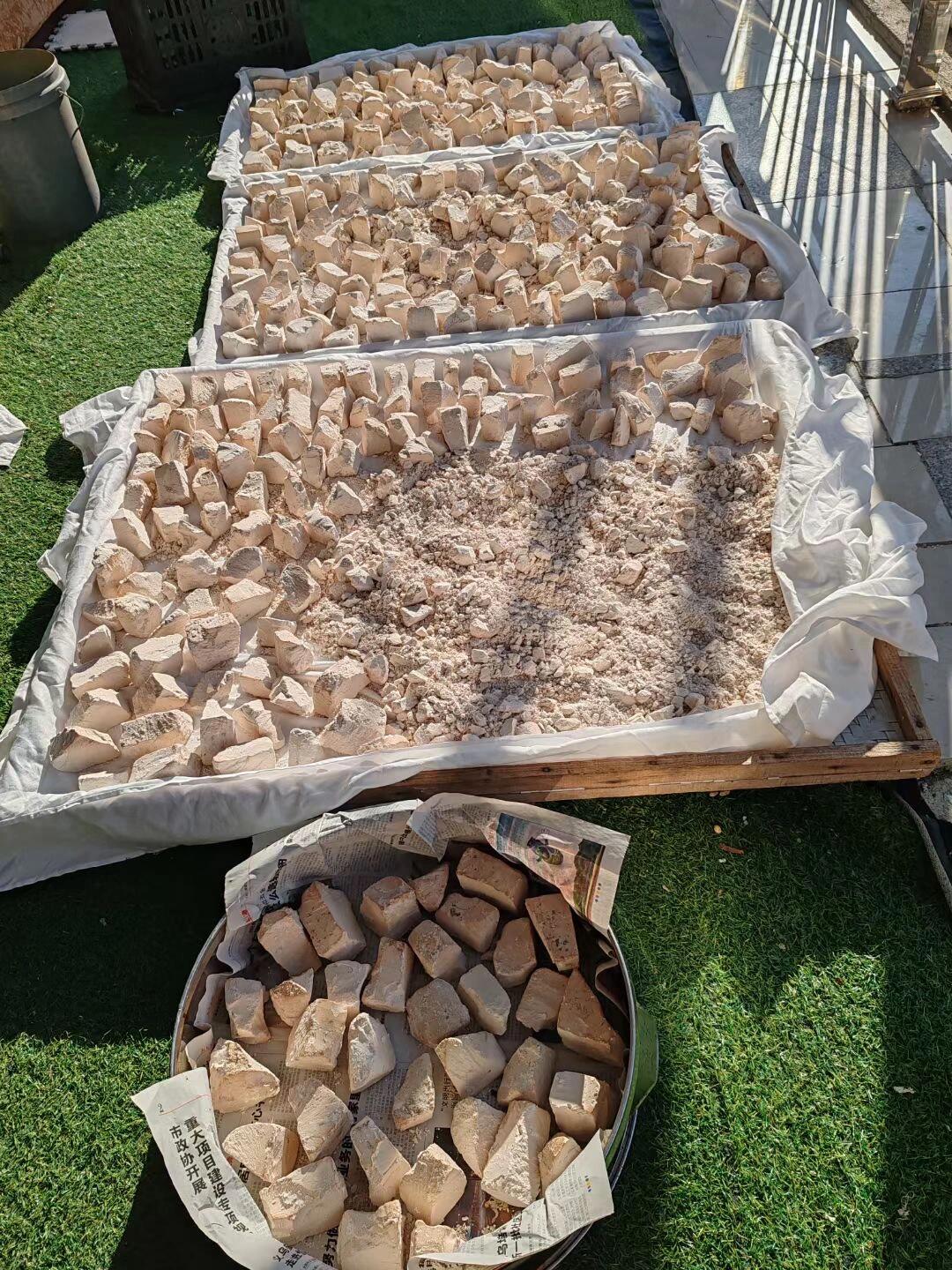 蕨根粉是从野生蕨菜的根里提炼出来的淀粉制成出来的粉丝,蕨根粉保留