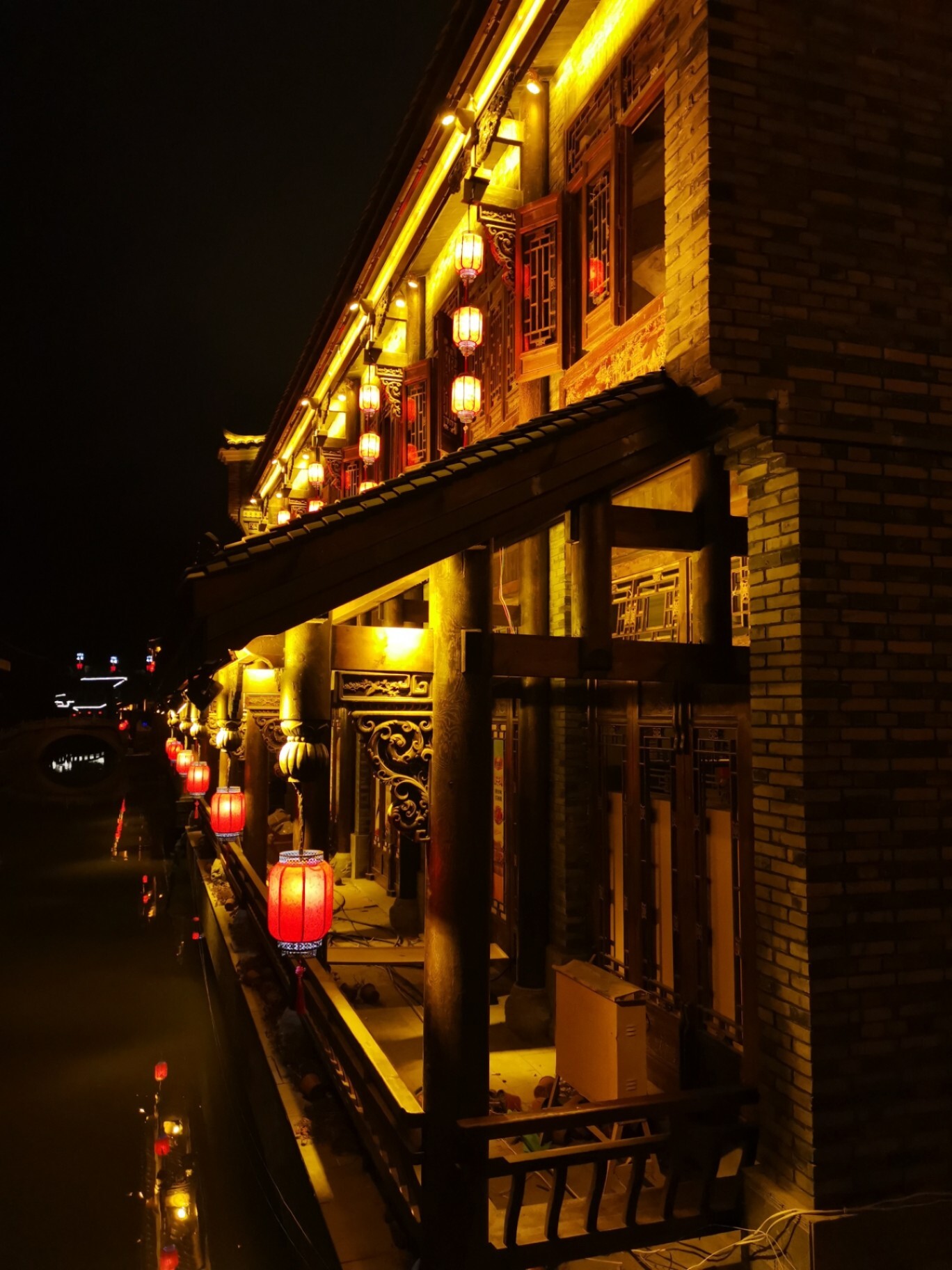 夜景超美 龙里水乡就在下高速口不远,非常方便,高速口右手边是龙门镇