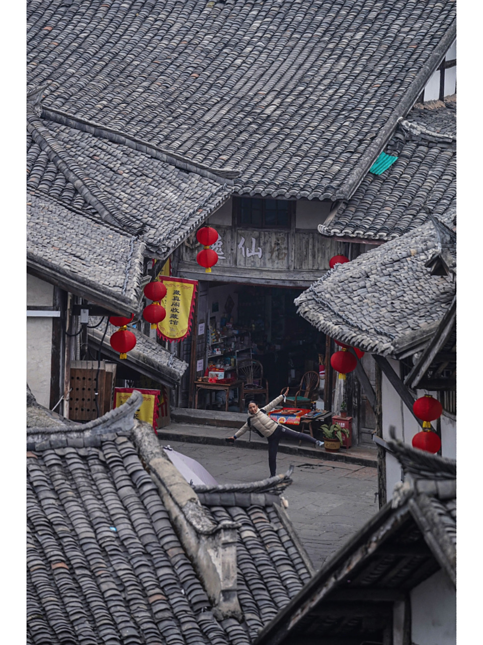 有山有水有庙宇7215,古镇以民居商贸建筑为主,保留着原有风貌