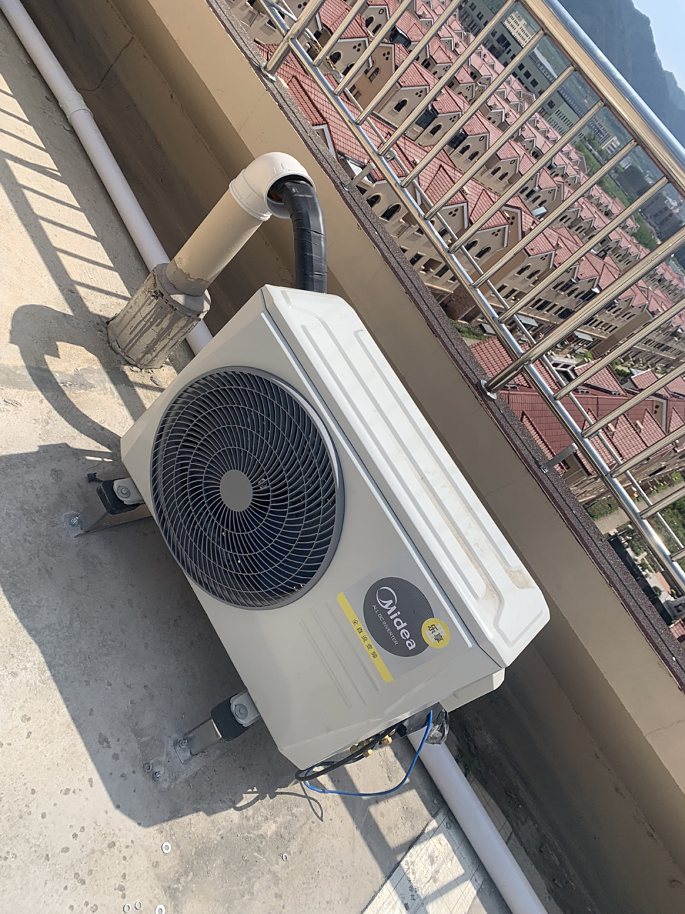 空调外机放楼顶2 大家关心的空调外机 感谢大家对上一条的关注 我买了