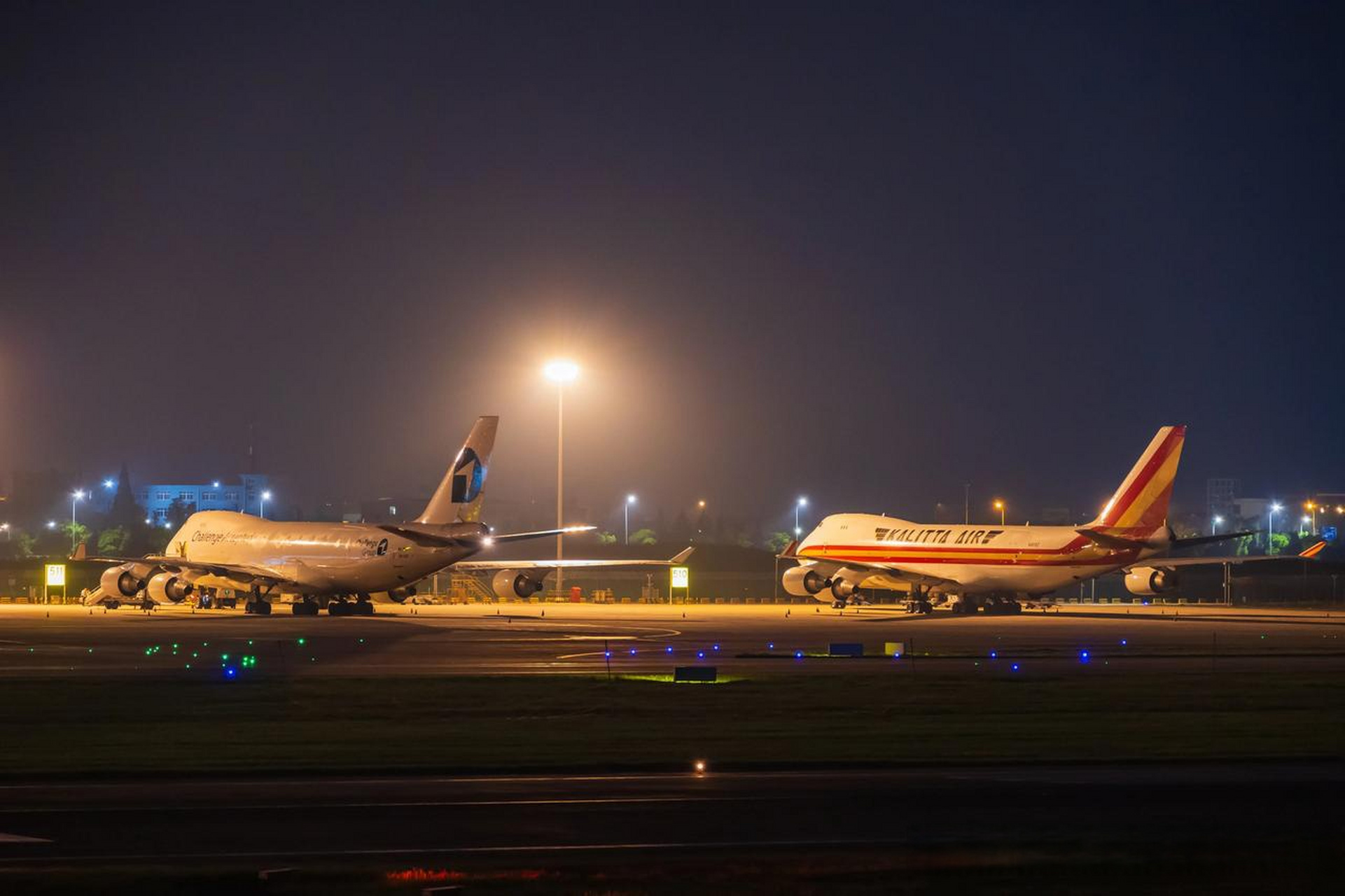 妙笔生花创作挑战 飞机在城市  清晨的宁波栎社国际机场,货站两架b747