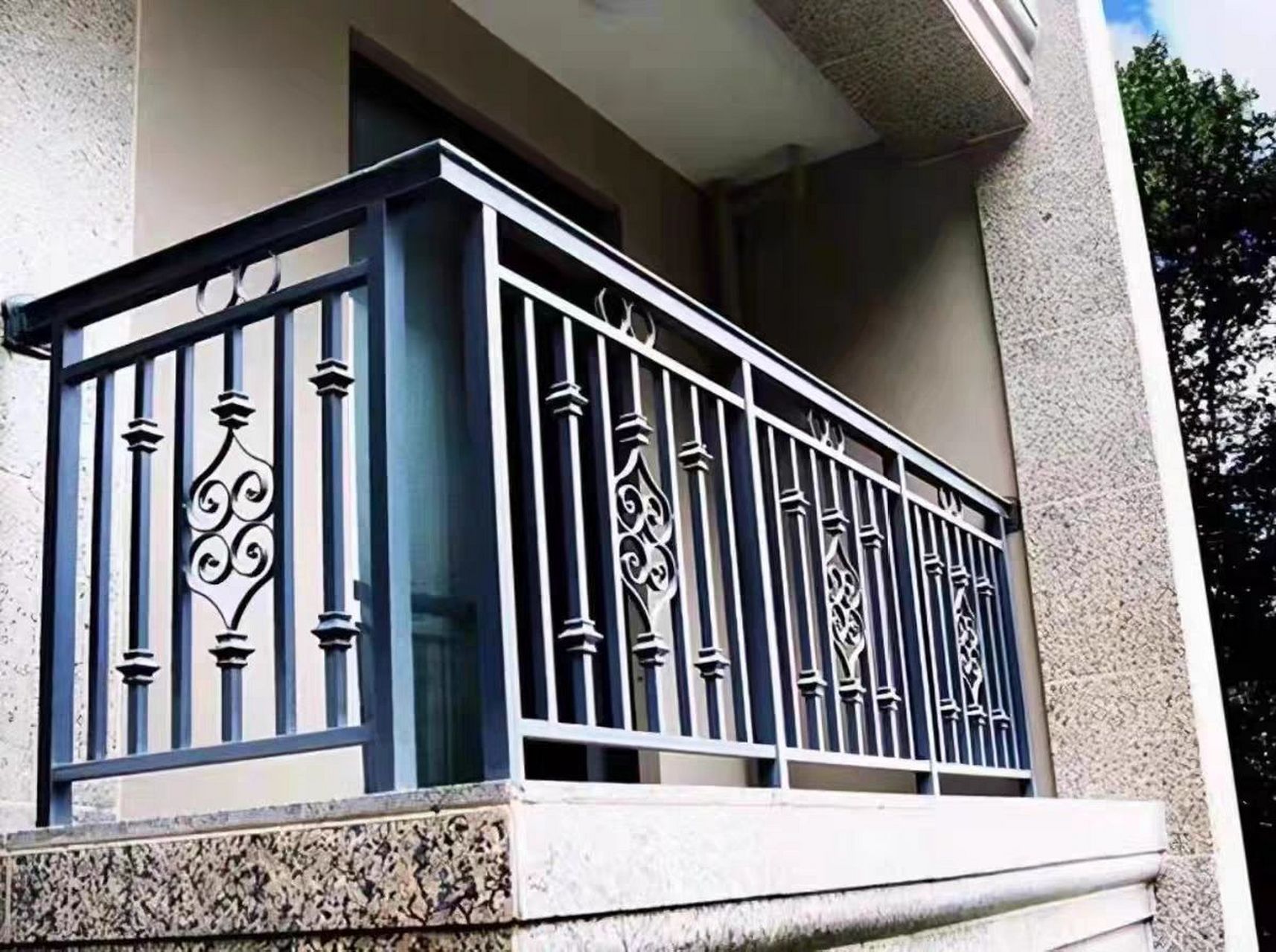 快来定制一个专属你的阳台护栏风格 99阳台是一个很特殊的存在,以前