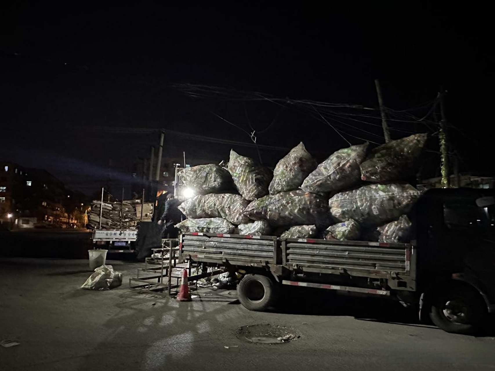 【我拍抚顺的故事】废品收购站在夜晚才下班,黑夜中,装有塑料瓶子的