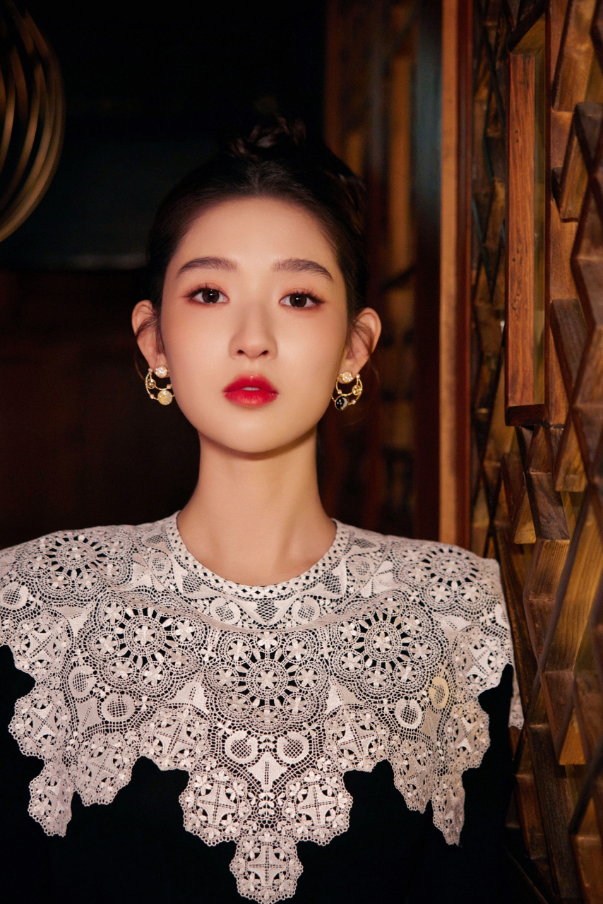 王玉雯,黑色长裙铺陈经典