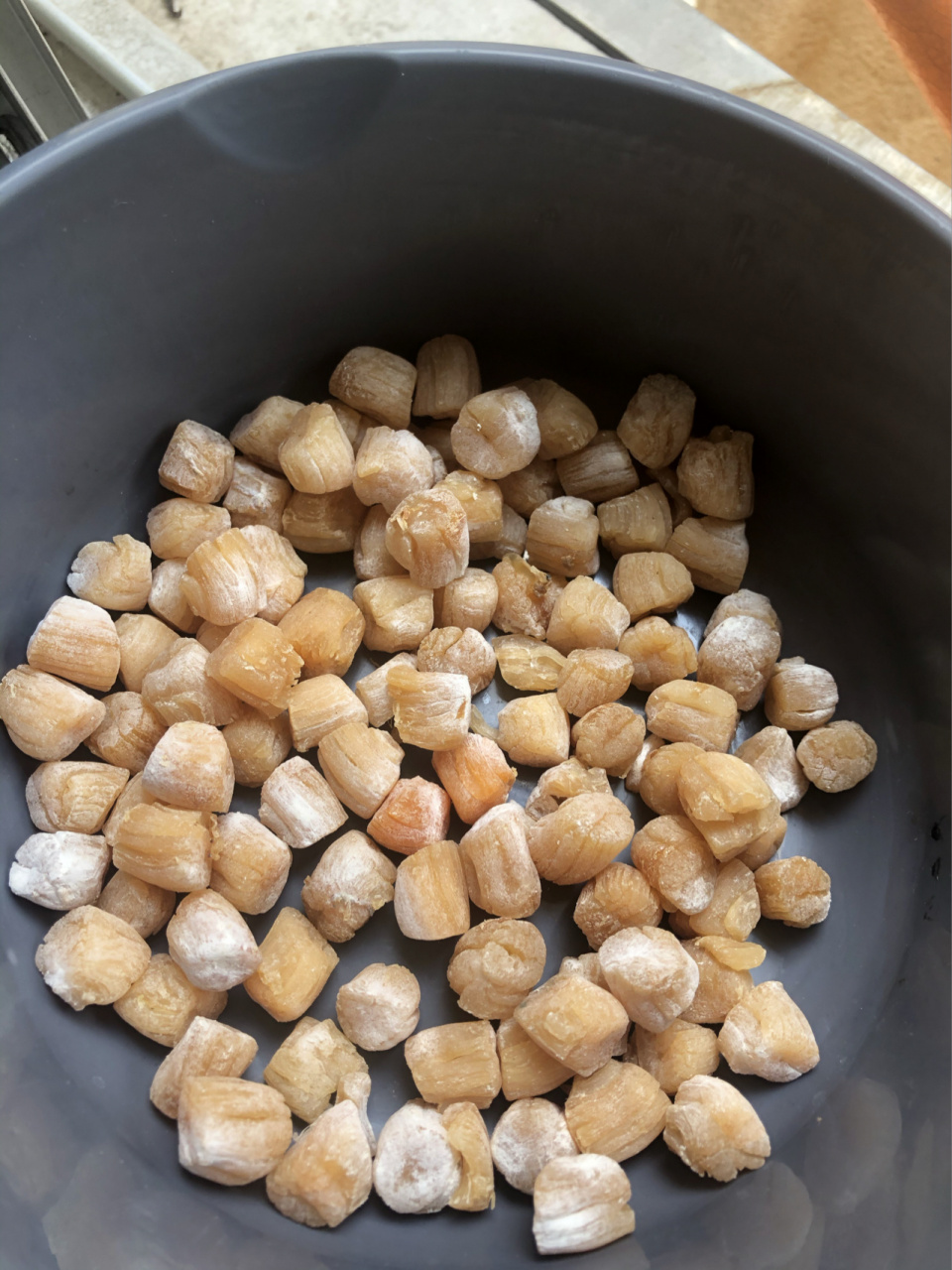 区分瑶柱干的盐霜和发霉 想起半年前妈妈给买的瑶柱干,一直常温密封袋