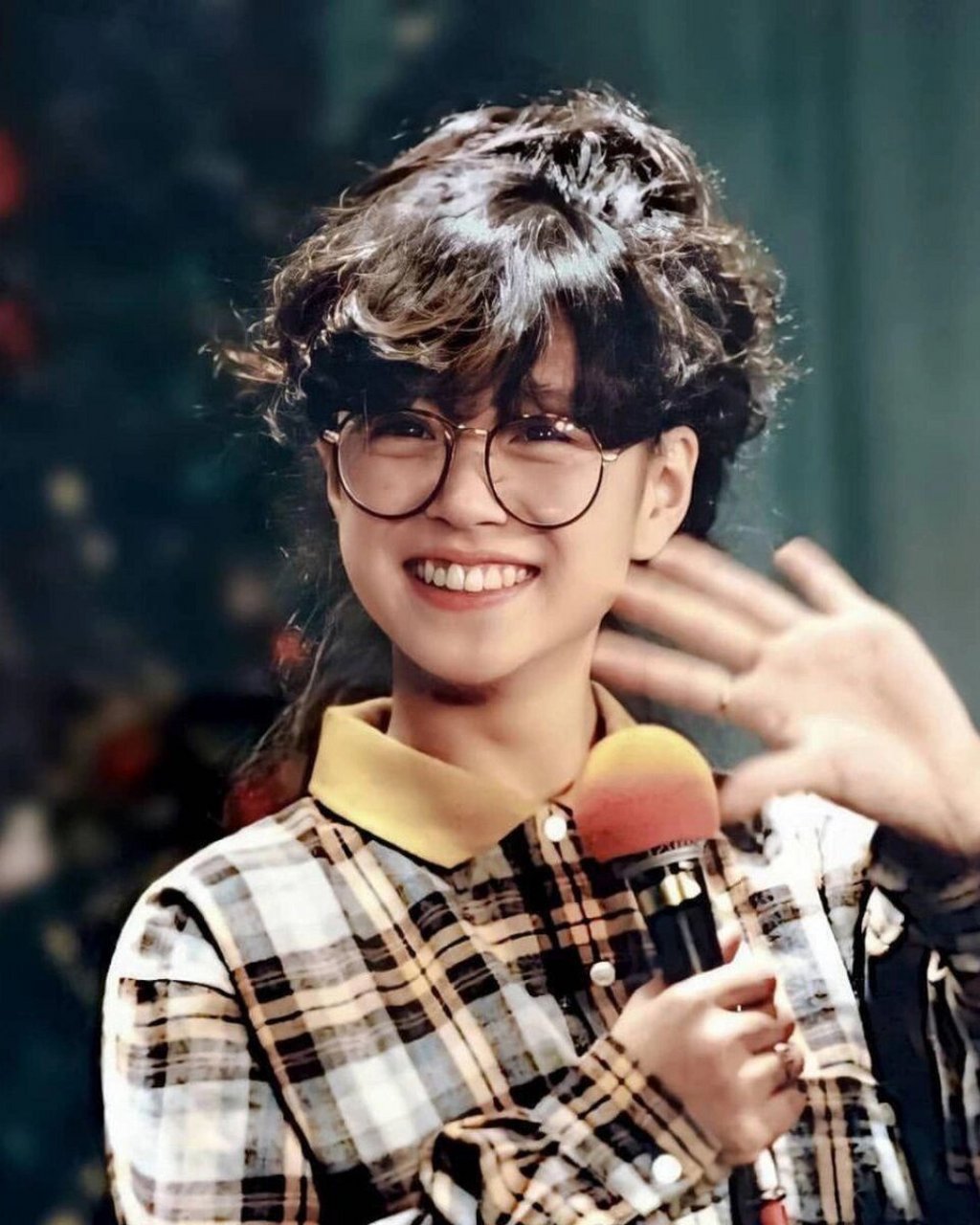 中森明菜 一些可爱瞬间 她超可爱啊 之前有个采访 梳着齐刘海儿 戴着