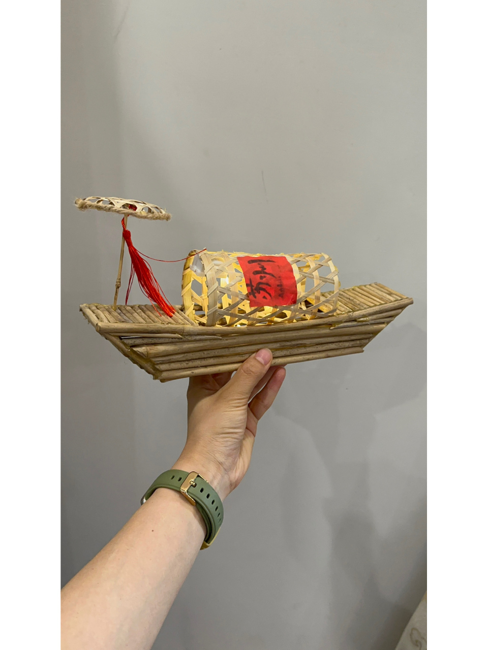 幼儿园手工作业之苏式小船09 主要材料:胶枪,胶棒,公园捡的小竹子