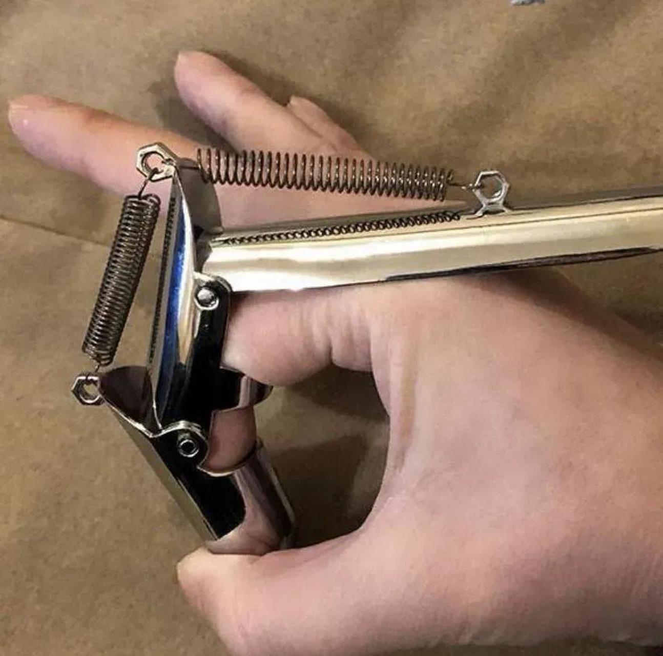 近日,一款名为弹脑壳神器的玩具在农村引发了一场争议.
