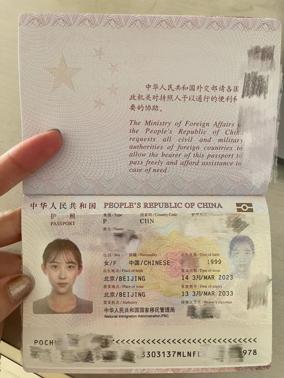终于把之前那张丑到要死的护照照片换掉了家人们我要流泪了 是工作